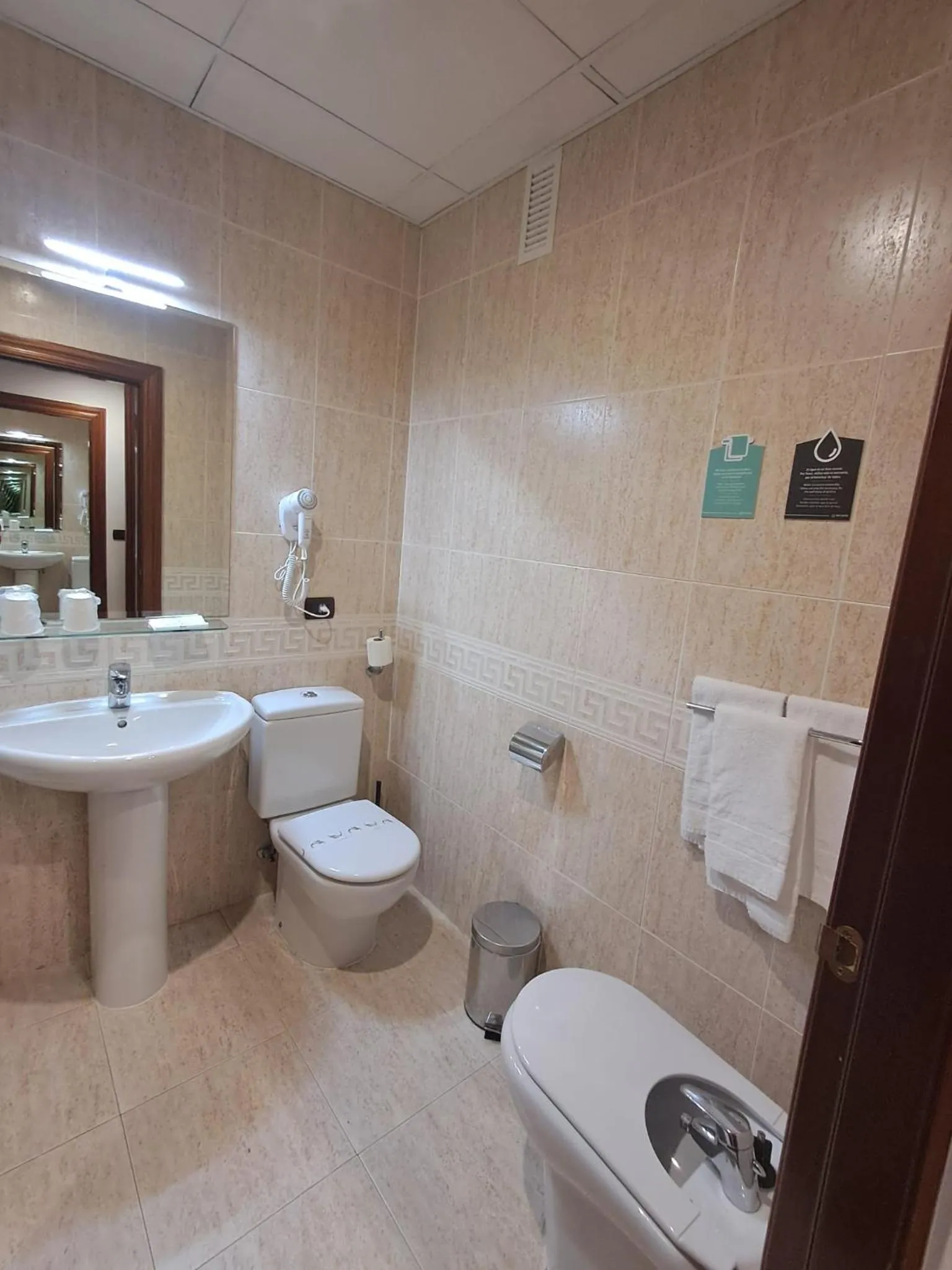 Bathroom in Hotel Alda Malvasía