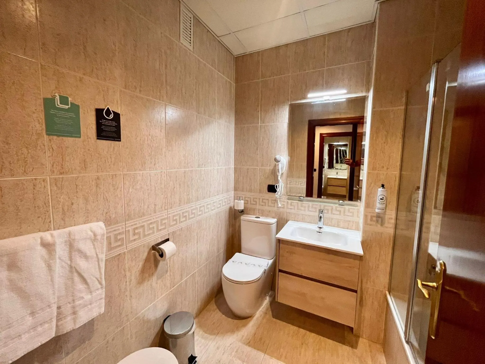 Bathroom in Hotel Alda Malvasía