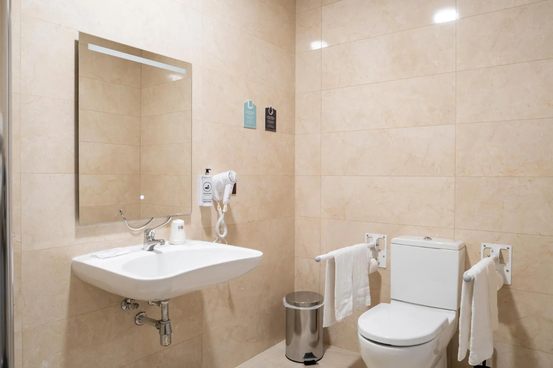 Bathroom in Hotel Alda Malvasía