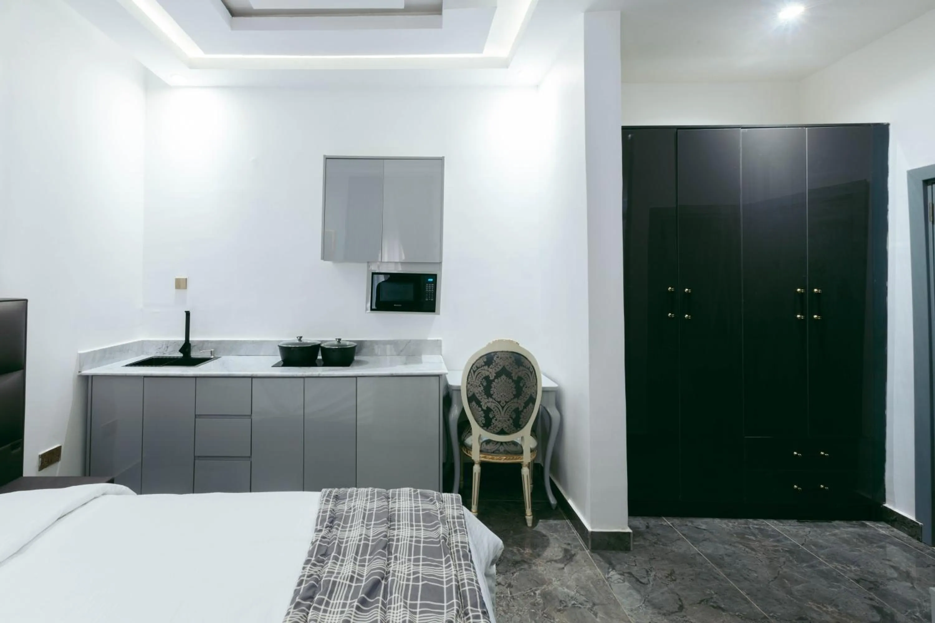 Kitchen or kitchenette, Bed in Phoenix Luxury Apartments