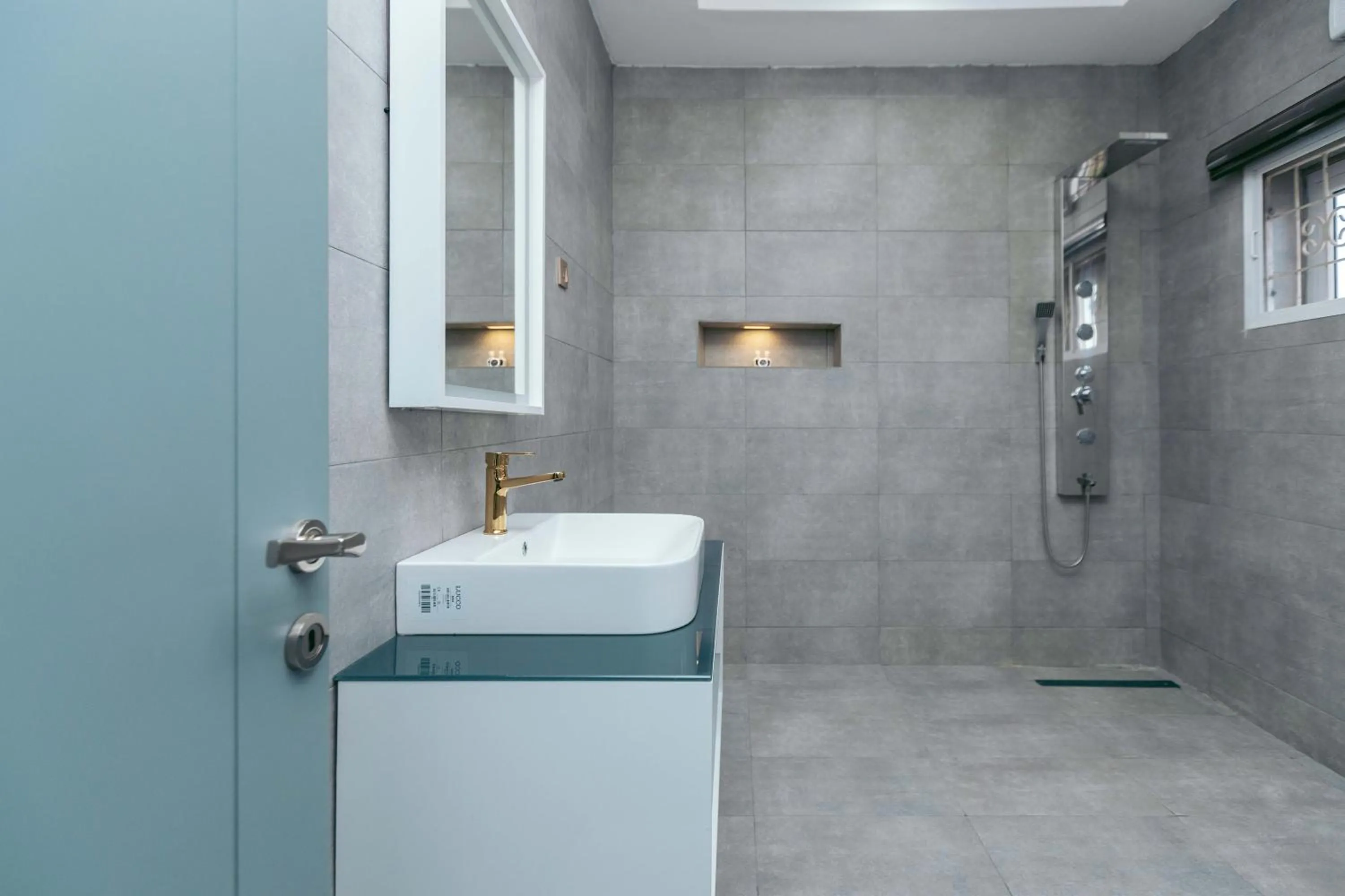 Shower in Phoenix Luxury Apartments