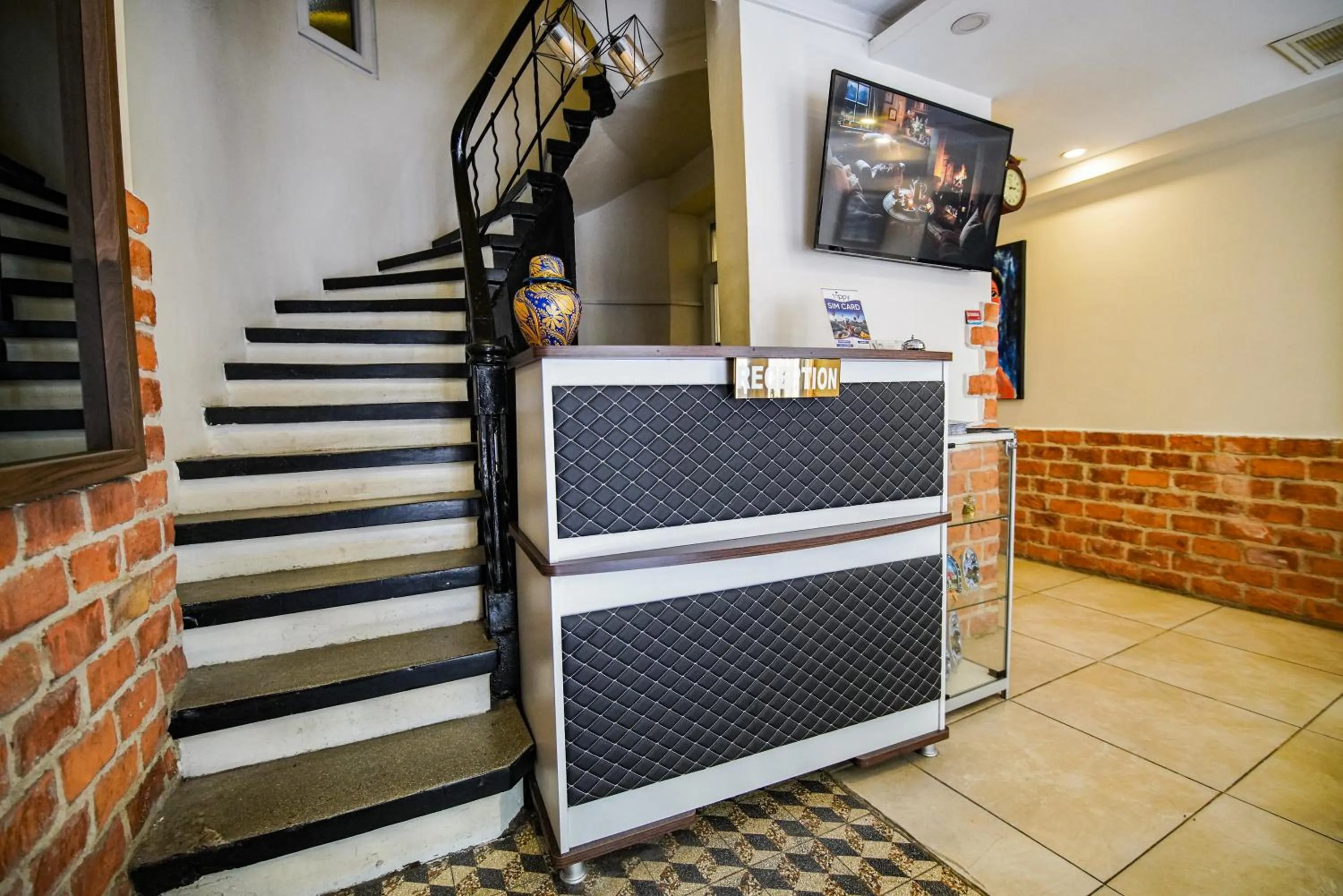 Communal lounge/ TV room in MITANI SUITES