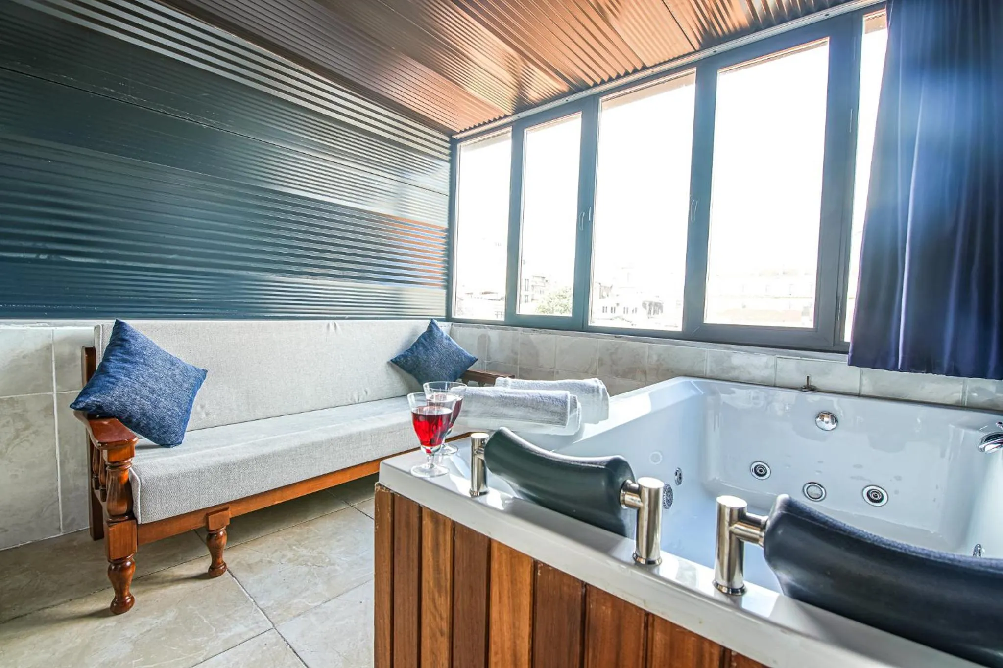 Hot Tub in MITANI SUITES