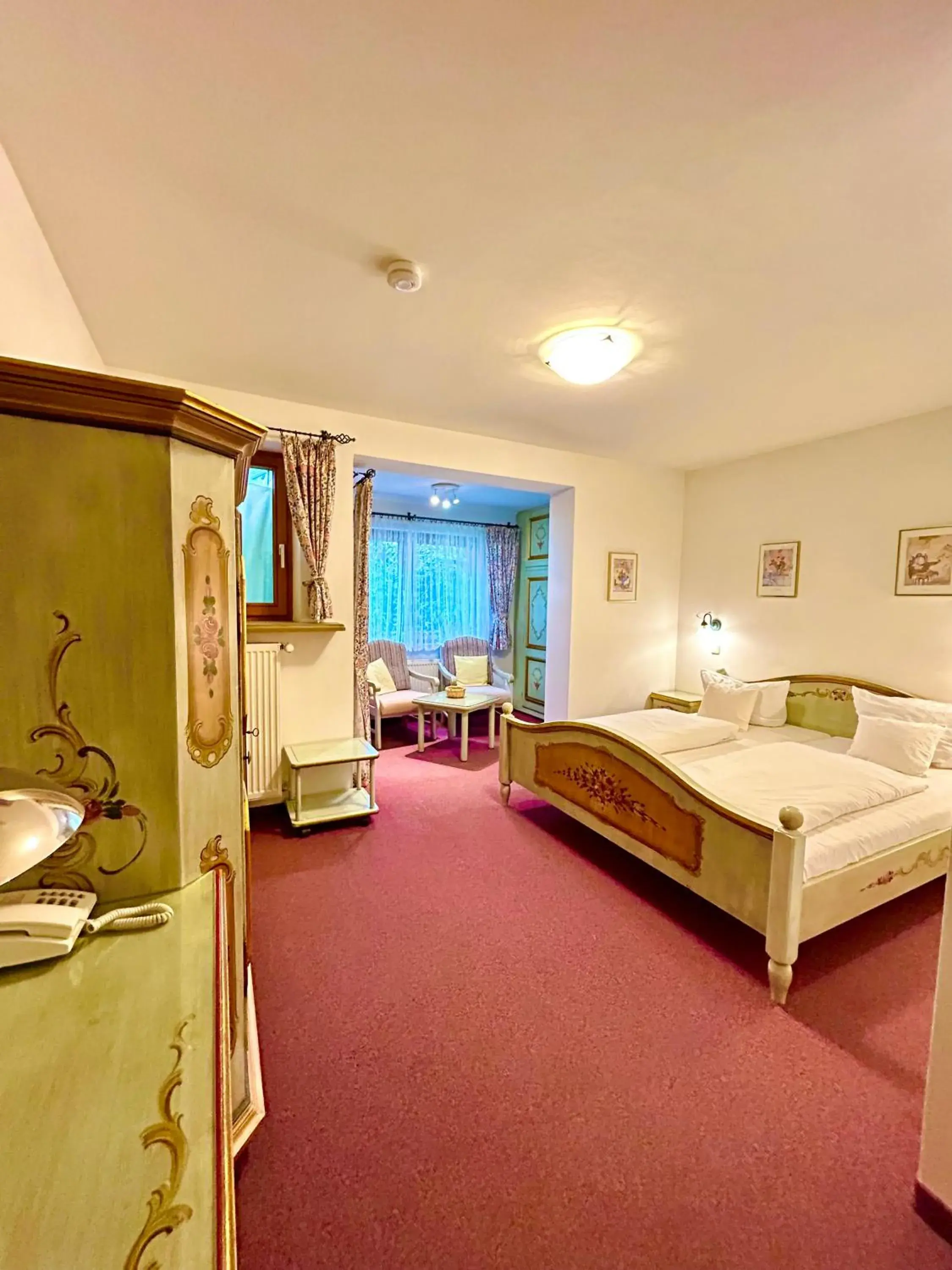 Deluxe Double Room (2 Adults + 1 Child) in Hotel Bergland Deluxe Double Room (2 Adults + 1 Child) in Hotel Bergland