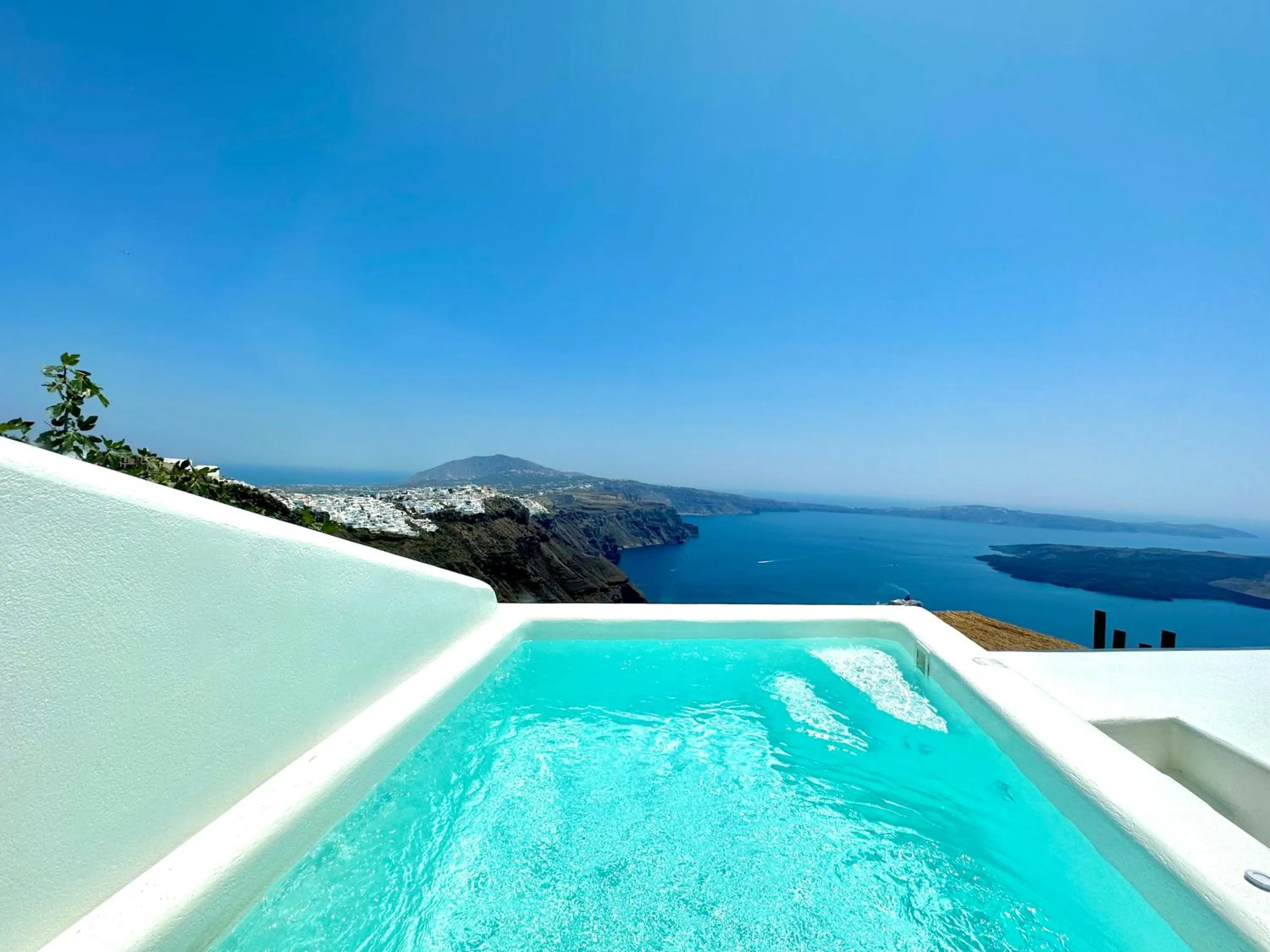 Hot Tub in Eteoro Suites