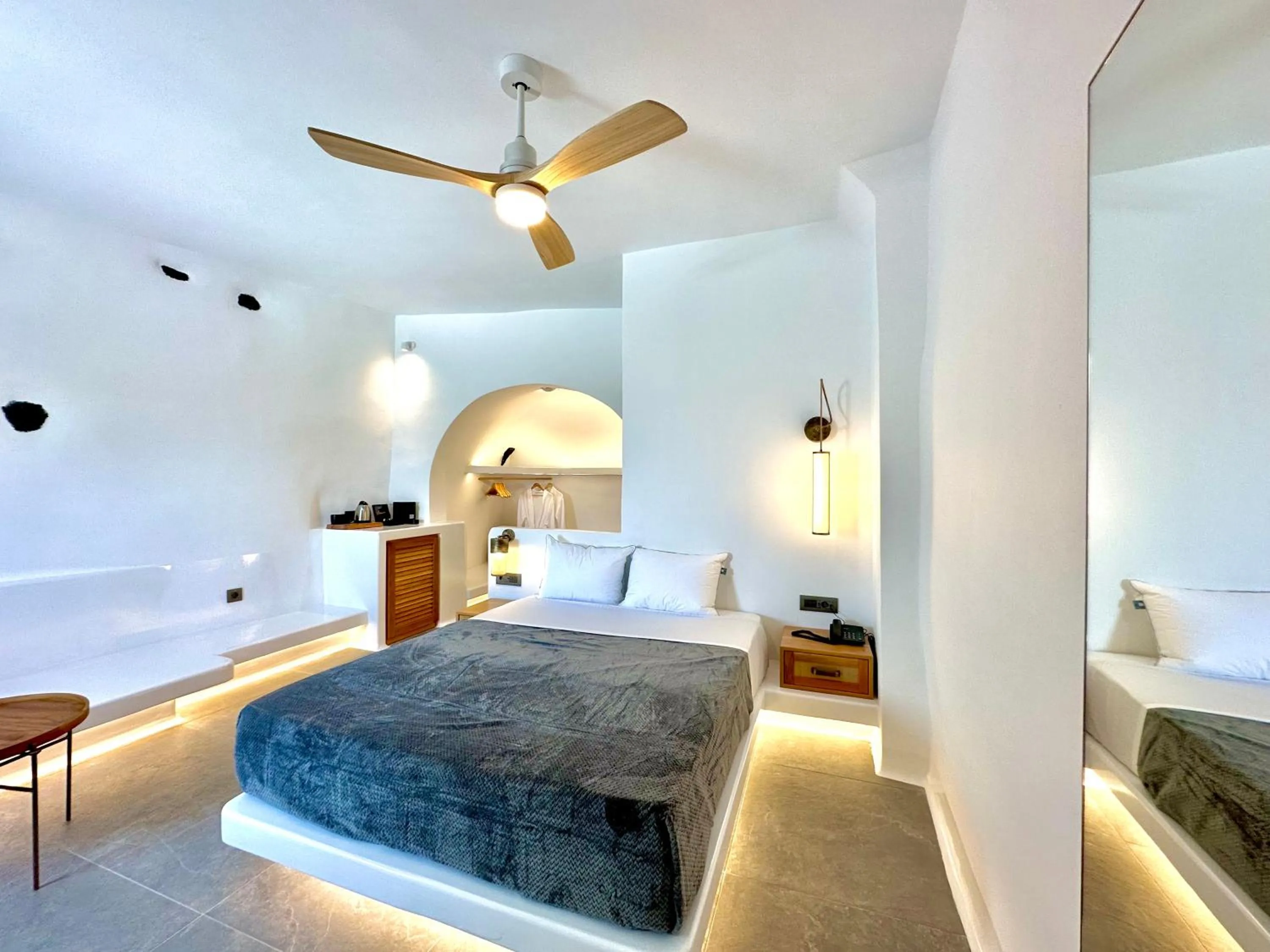 Photo of the whole room, Bed in Eteoro Suites