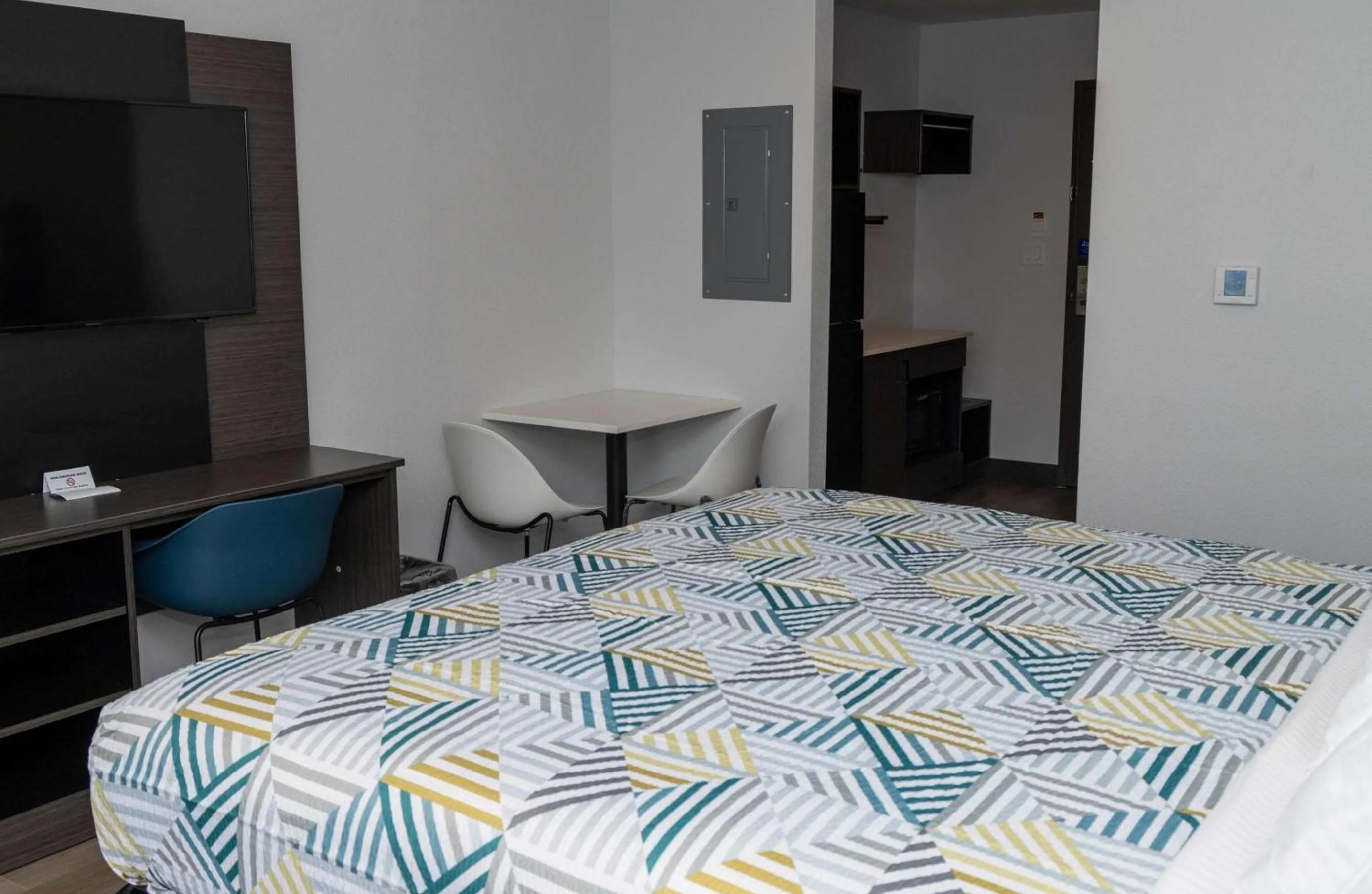 Bedroom, Bed in Studio 6 Fort Worth TX Lake Worth