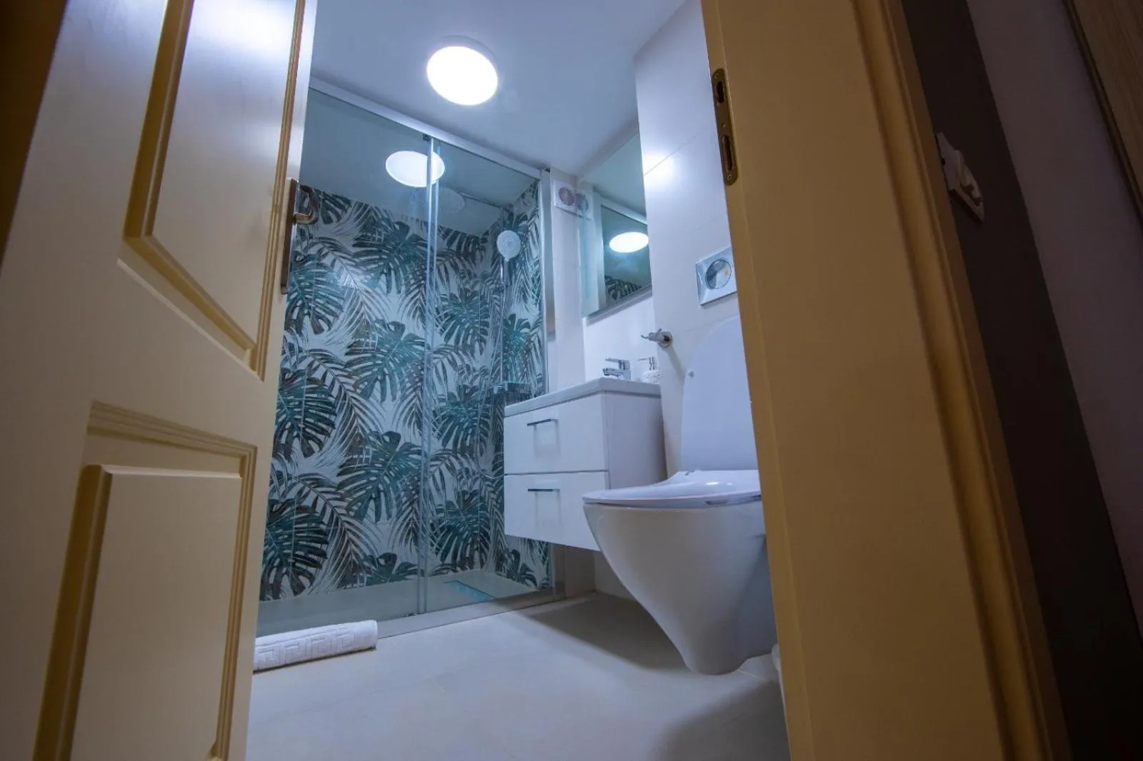 Shower in VISAJ Deluxe Downtown