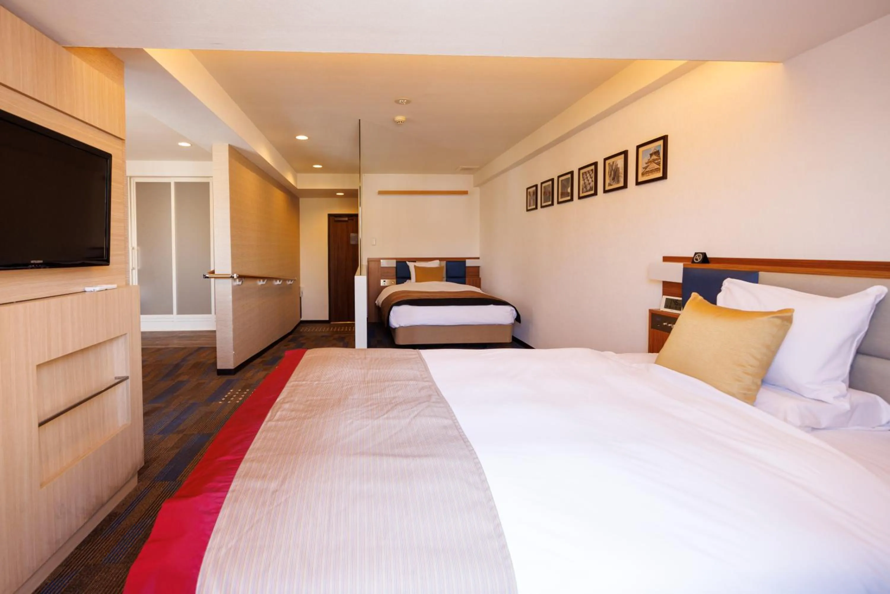 Communal lounge/ TV room, Bed in Floral Hotel East Shinsaibashi