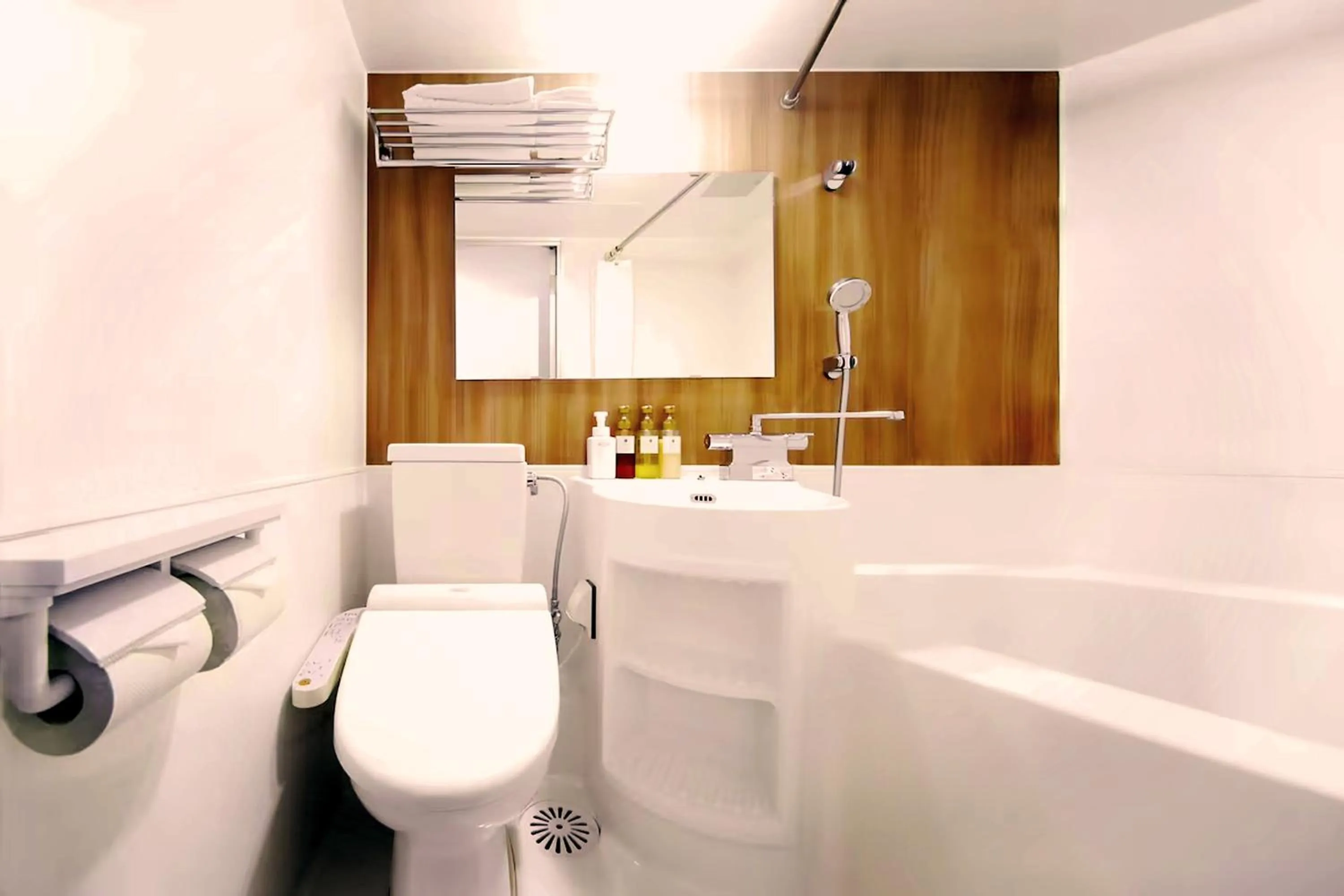 Shower in Floral Hotel East Shinsaibashi