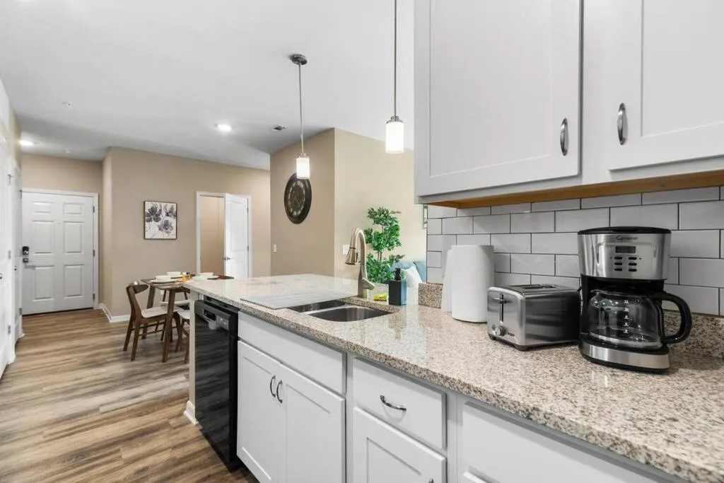 Elegant 1BR/1BA Condo with Pool, Gym and Laundry