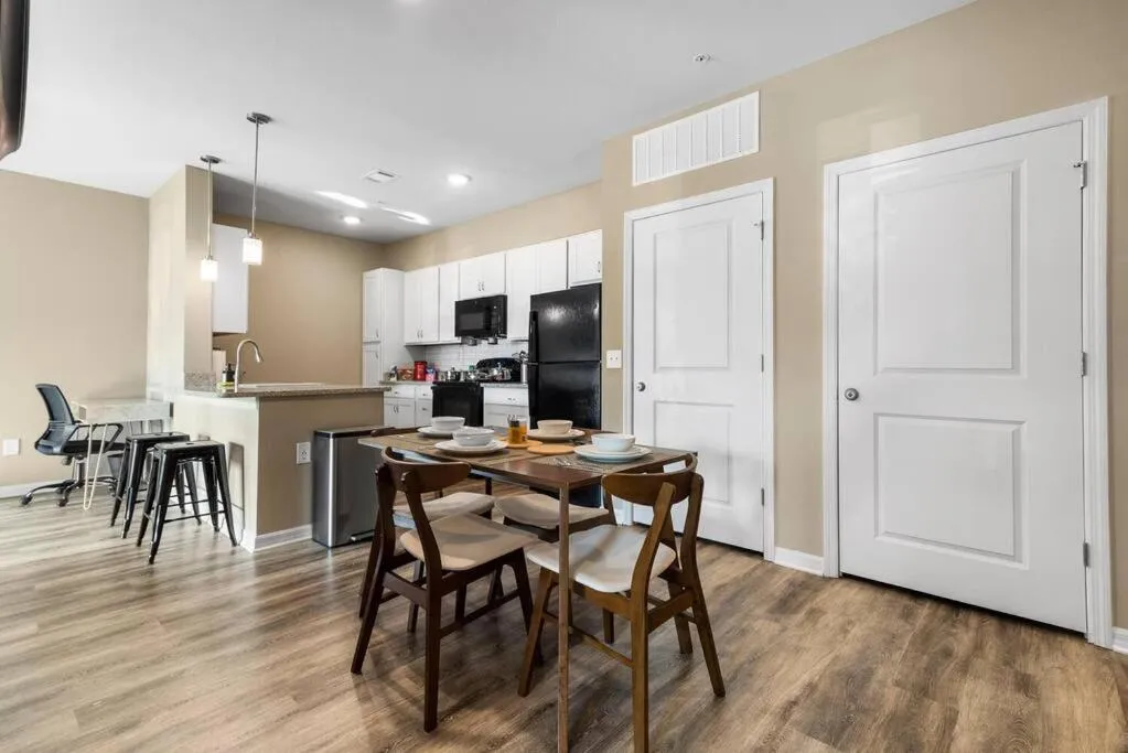 Elegant 1BR/1BA Condo with Pool, Gym and Laundry