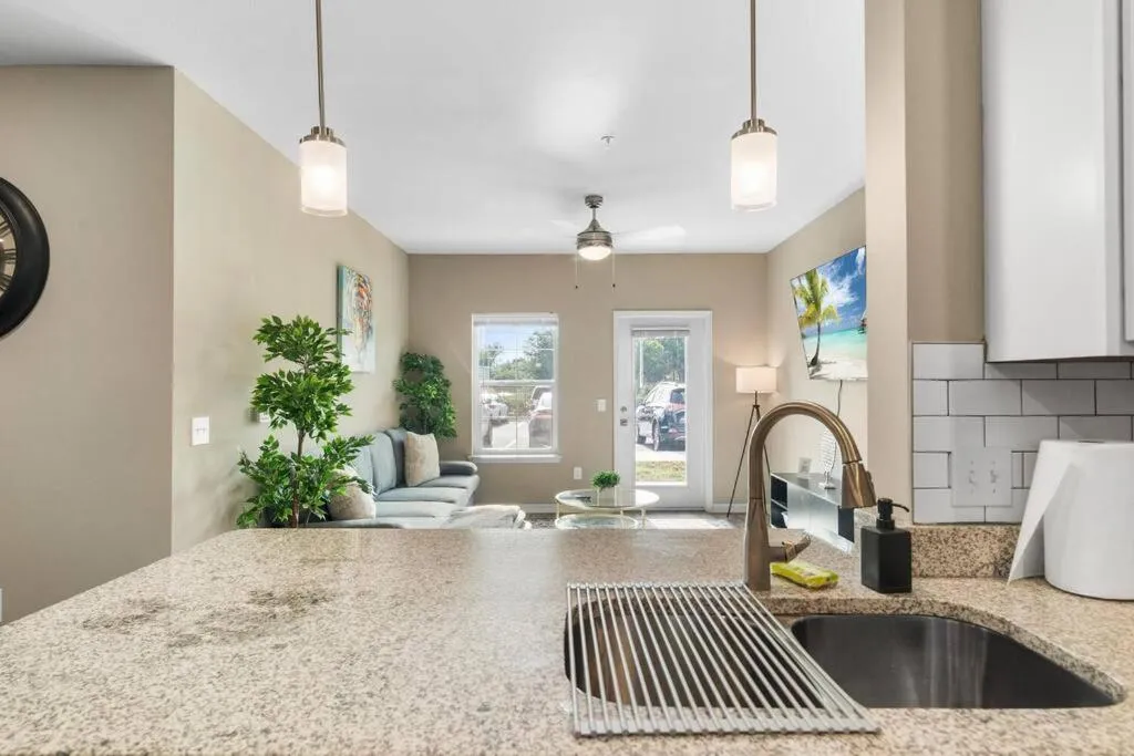 Elegant 1BR/1BA Condo with Pool, Gym and Laundry