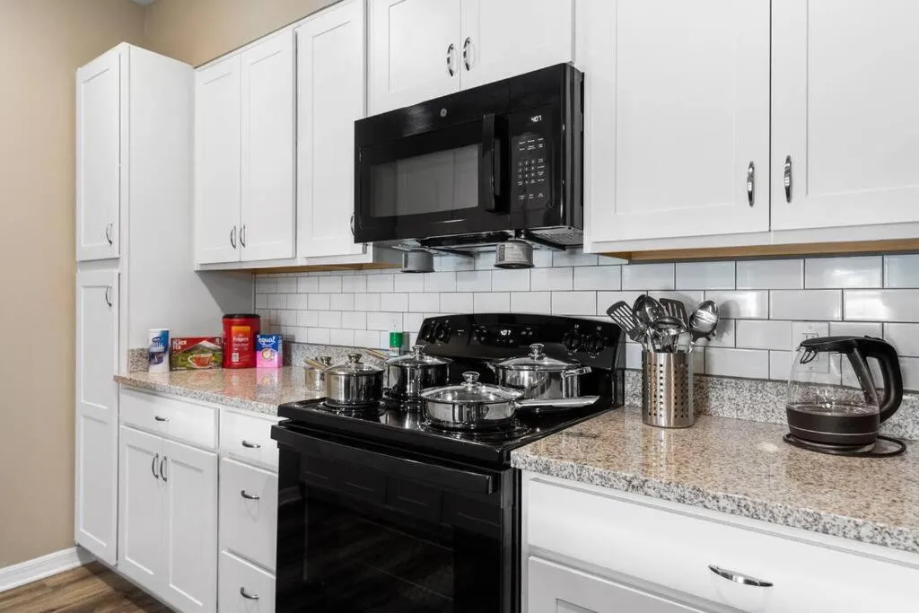 Elegant 1BR/1BA Condo with Pool, Gym and Laundry