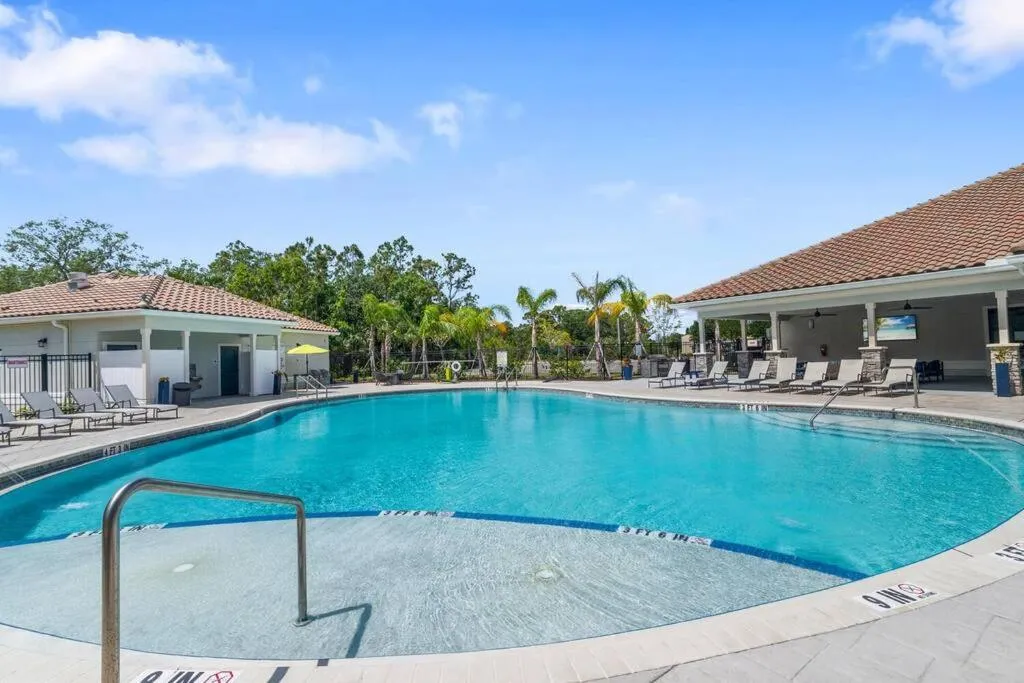 Property building in Elegant 1BR/1BA Condo with Pool, Gym and Laundry