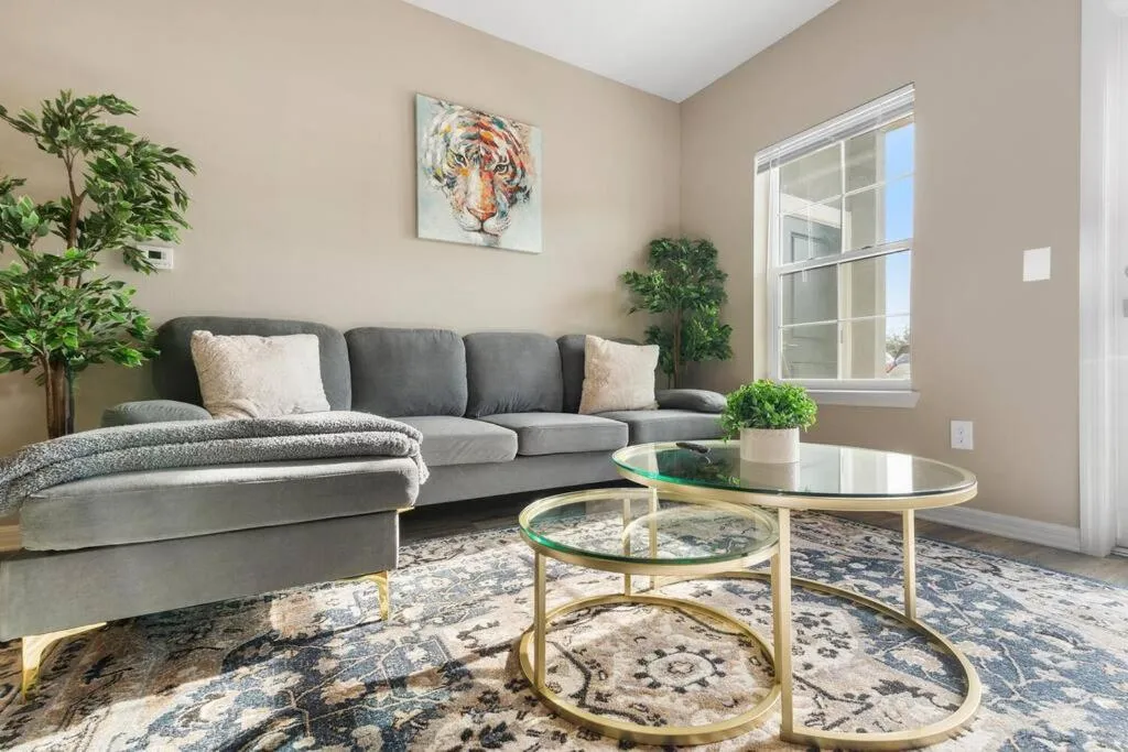 Elegant 1BR/1BA Condo with Pool, Gym and Laundry