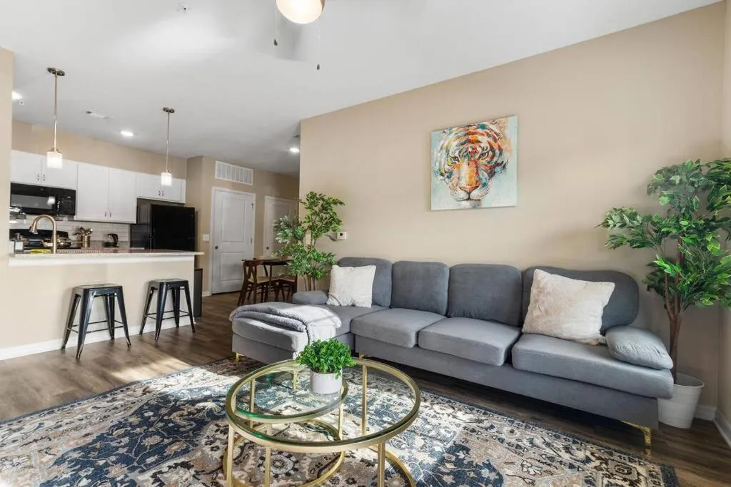 Elegant 1BR/1BA Condo with Pool, Gym and Laundry