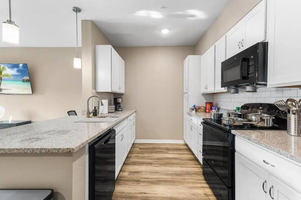 Elegant 1BR/1BA Condo with Pool, Gym and Laundry