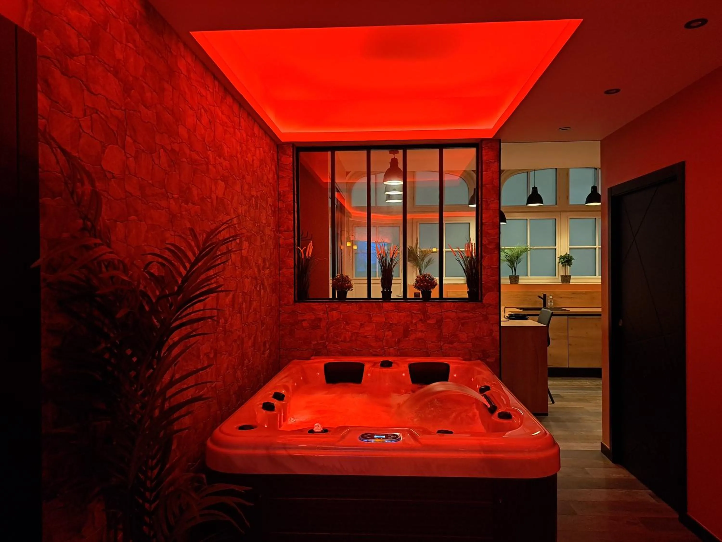 Hot Tub in Ospaloft, meublé haut de gamme avec spa privatif