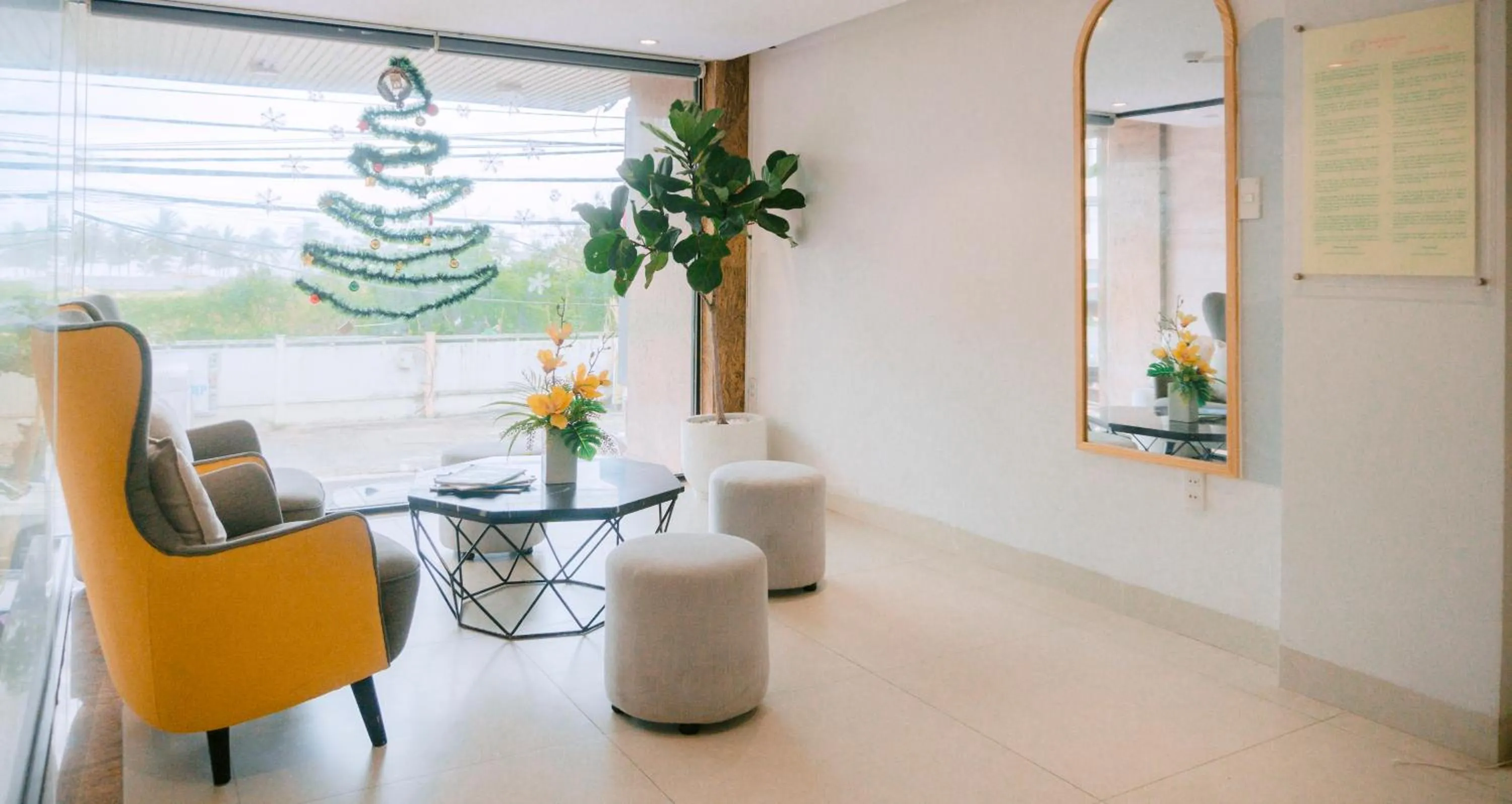 Day in Horizon Front Beach Hotel Danang