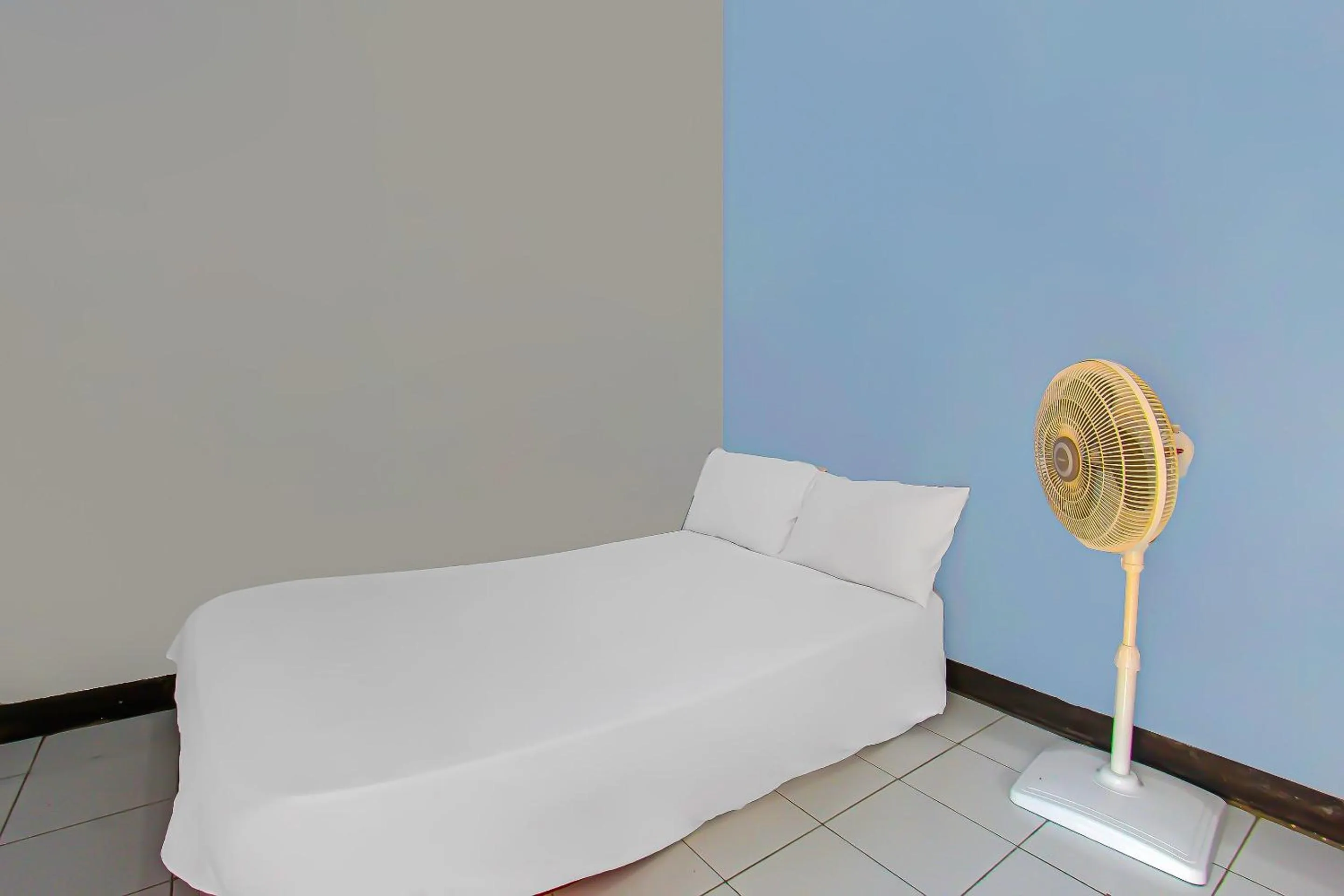 Bedroom in Hotel O Sukandi Homestay Near The Semeton Homestay