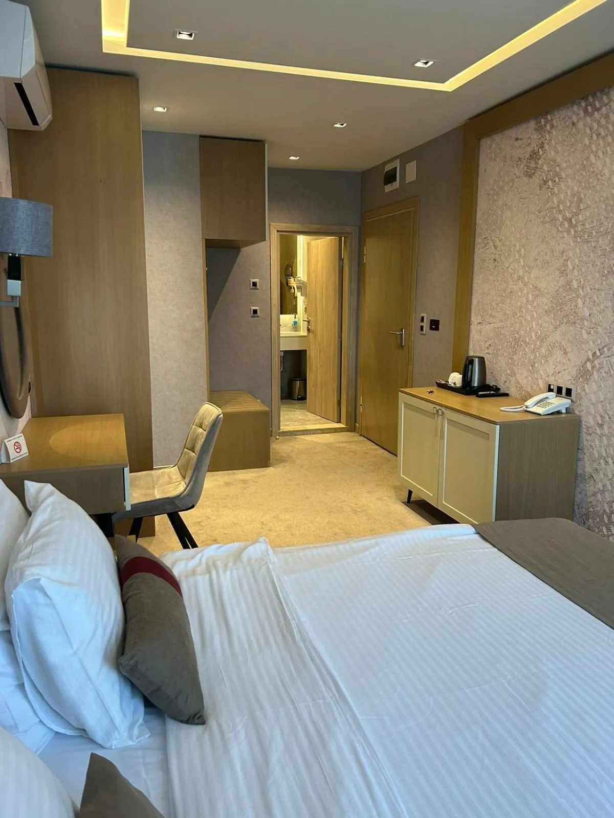 Bed in City Park Inn - Art Gallery