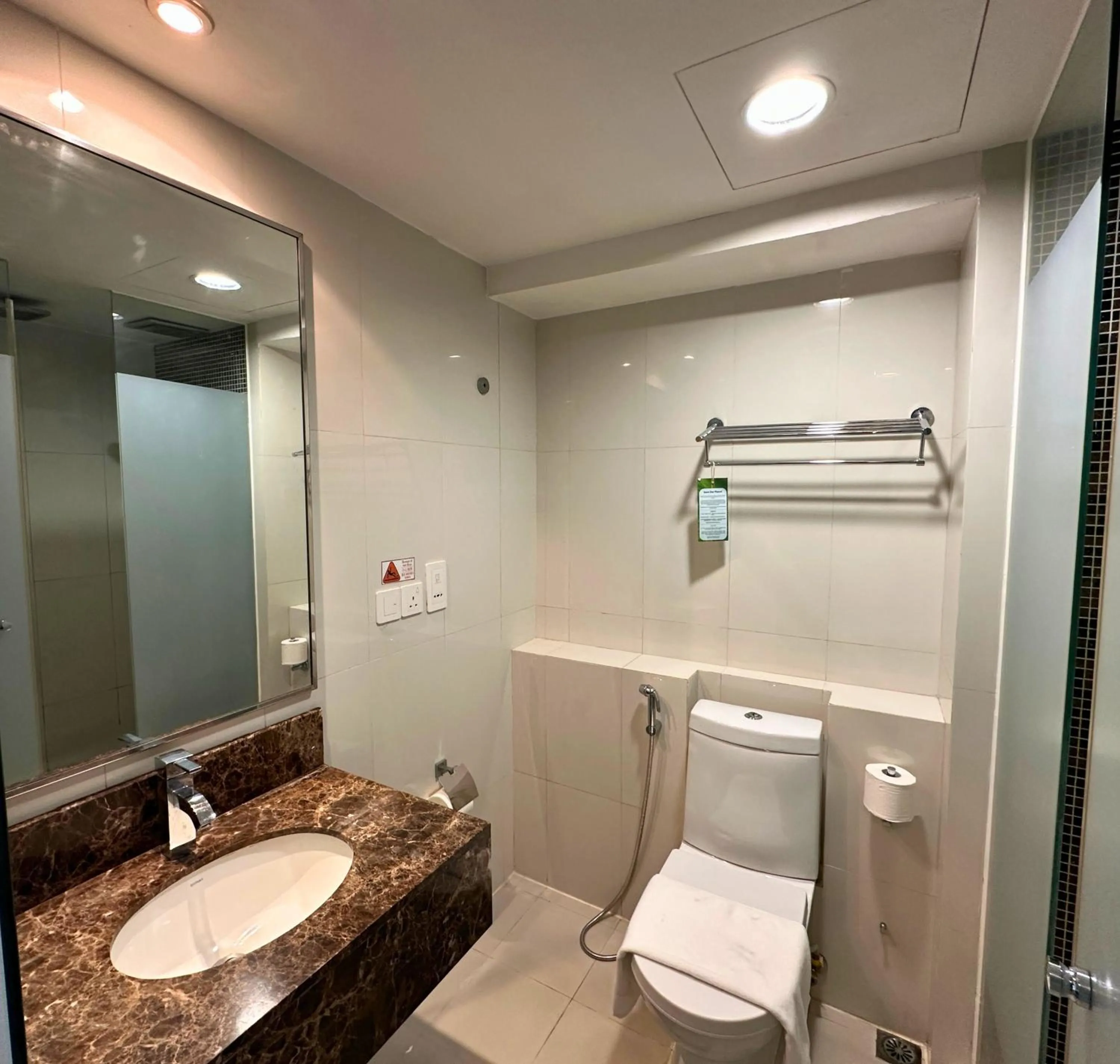 Bathroom in Greenage MingSuite 明绿时代套房 Kota Kinabalu 亚庇市中心