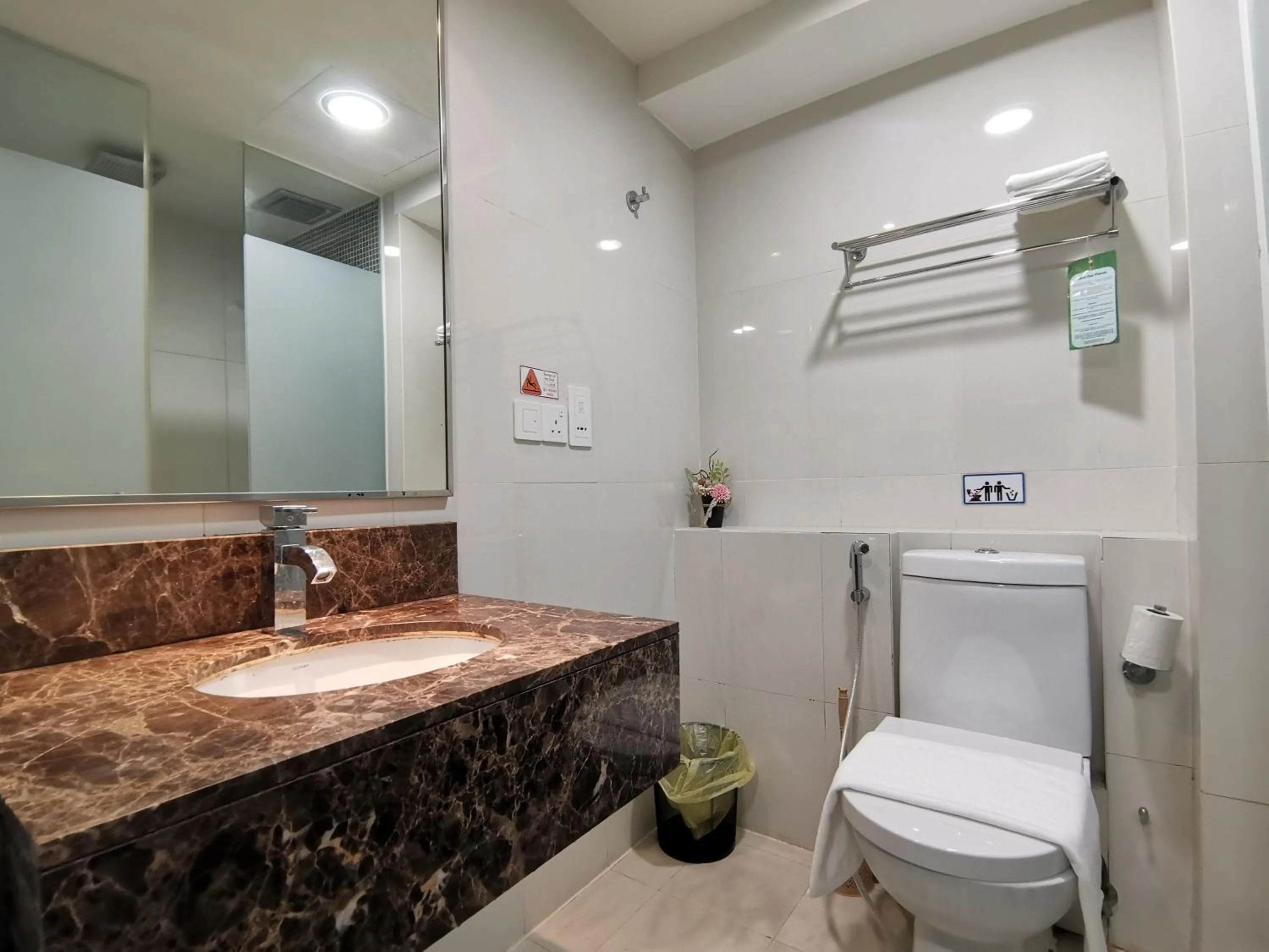 Shower in Greenage MingSuite 明绿时代套房 Kota Kinabalu 亚庇市中心