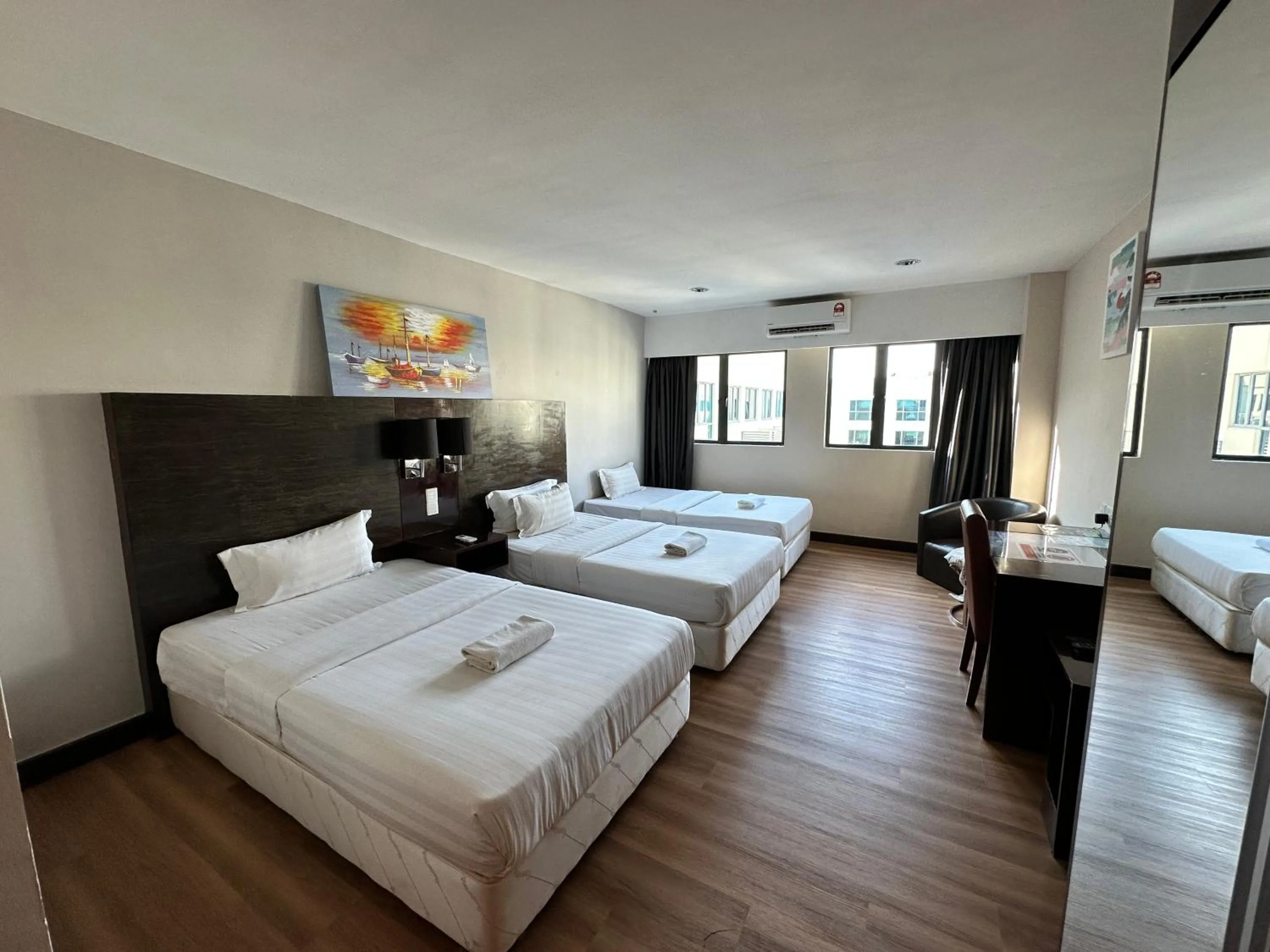 Photo of the whole room, Bed in Greenage MingSuite 明绿时代套房 Kota Kinabalu 亚庇市中心