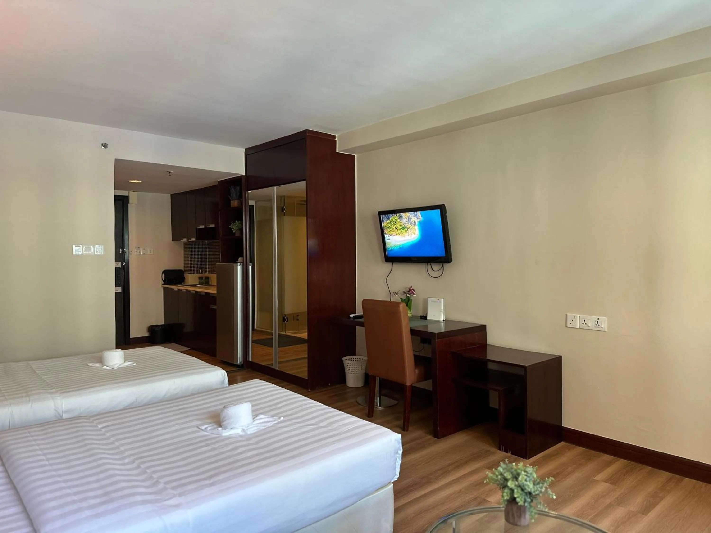 Photo of the whole room, Bed in Greenage MingSuite 明绿时代套房 Kota Kinabalu 亚庇市中心