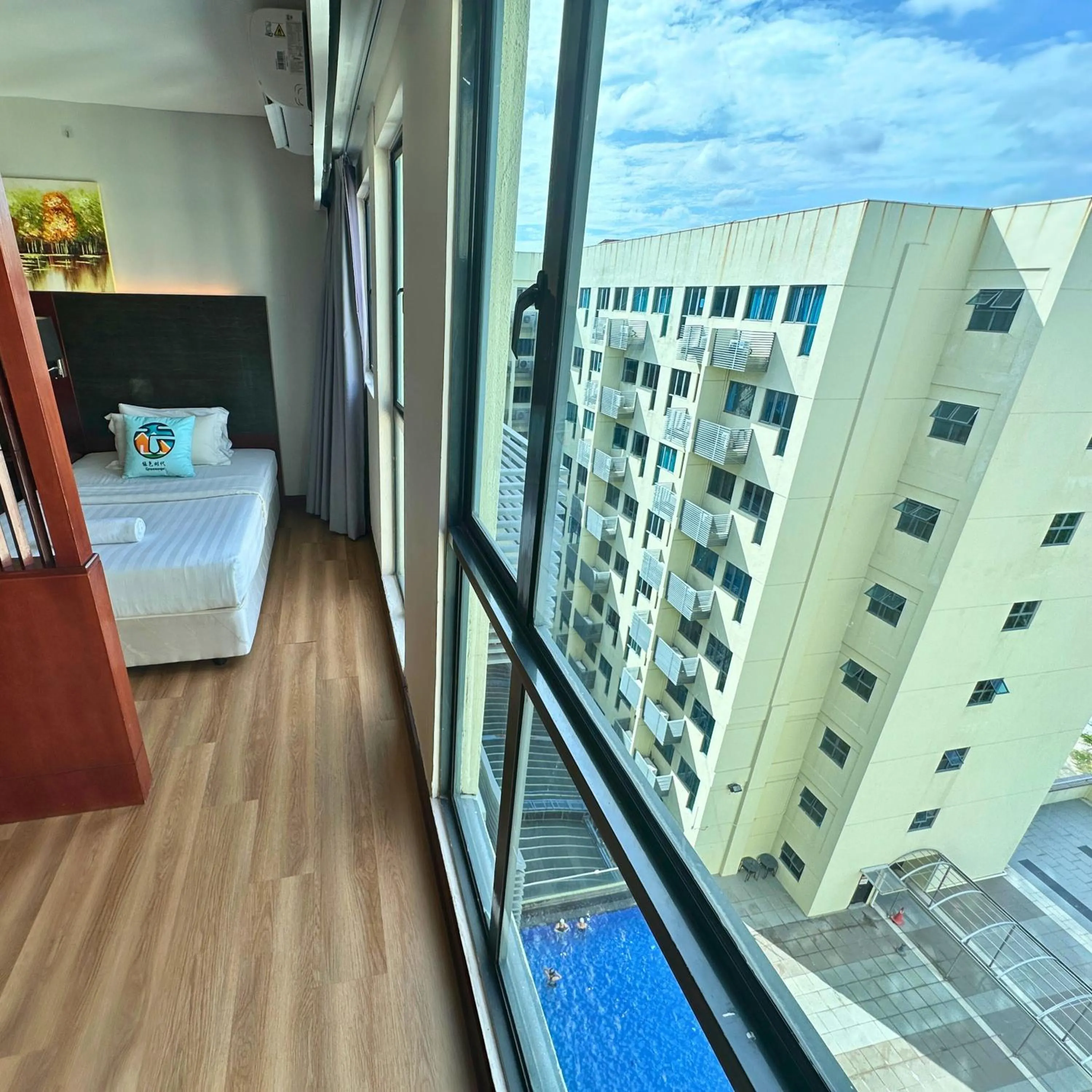 Pool view, Bed in Greenage MingSuite 明绿时代套房 Kota Kinabalu 亚庇市中心