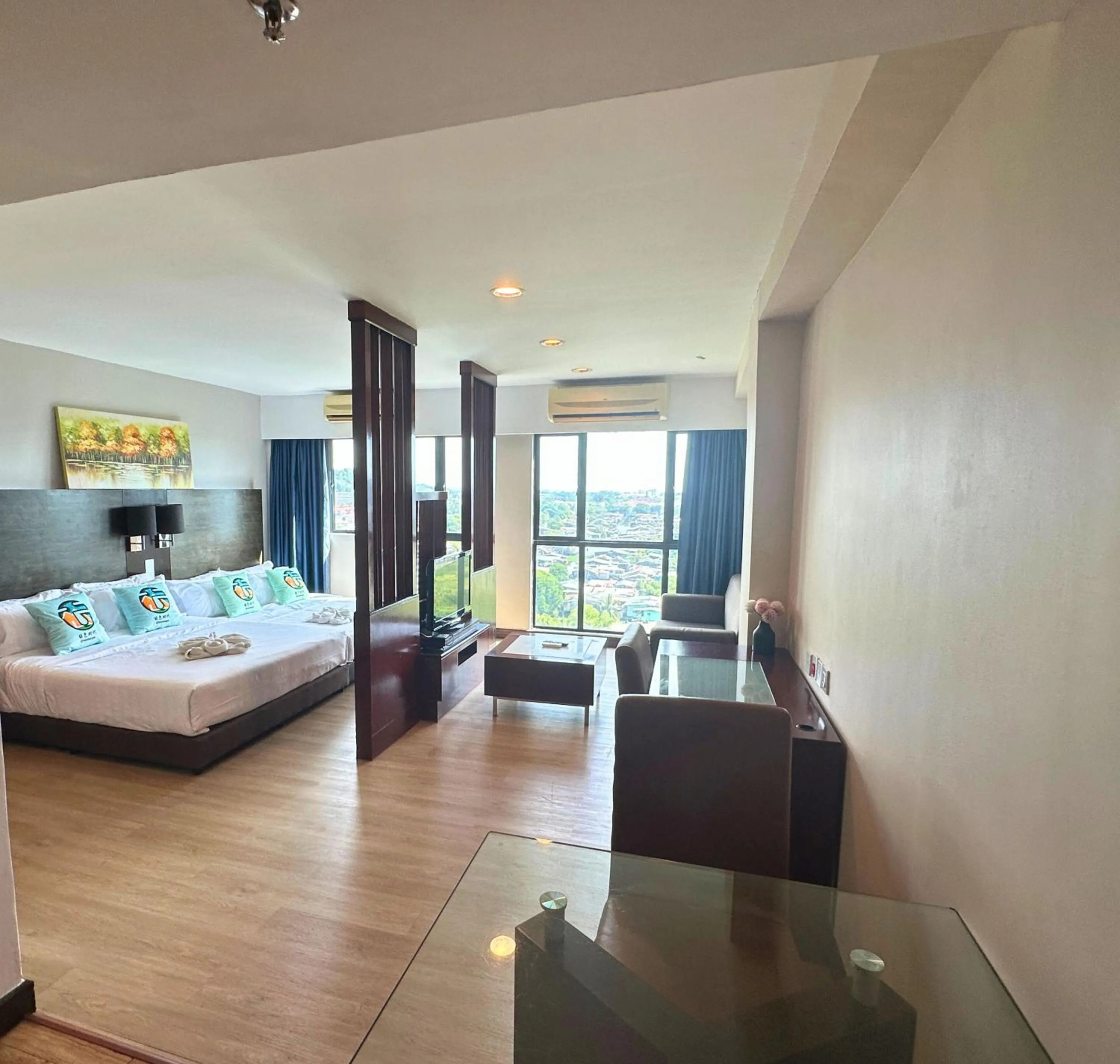 Living room, Bed in Greenage MingSuite 明绿时代套房 Kota Kinabalu 亚庇市中心