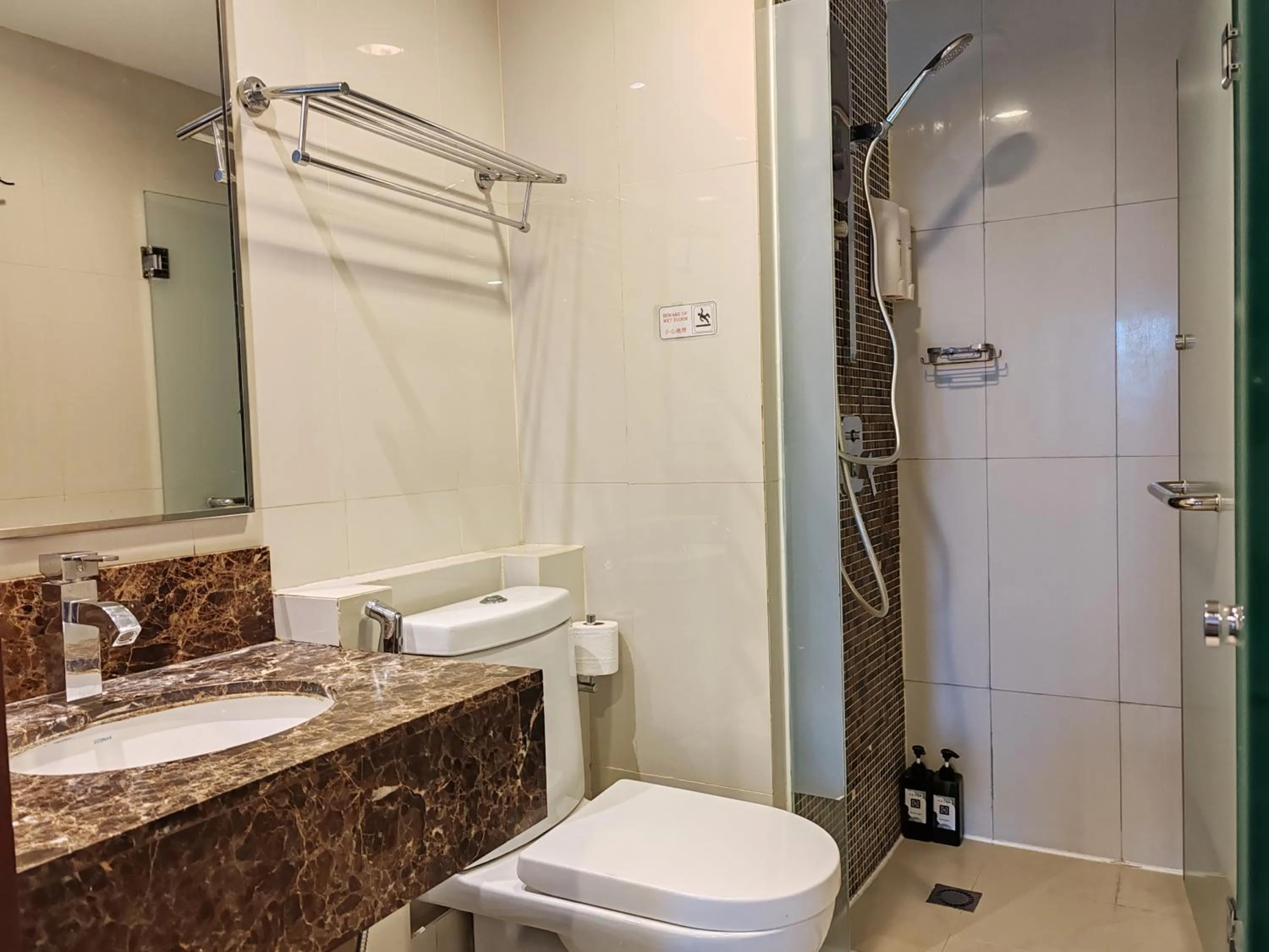 Shower in Greenage MingSuite 明绿时代套房 Kota Kinabalu 亚庇市中心