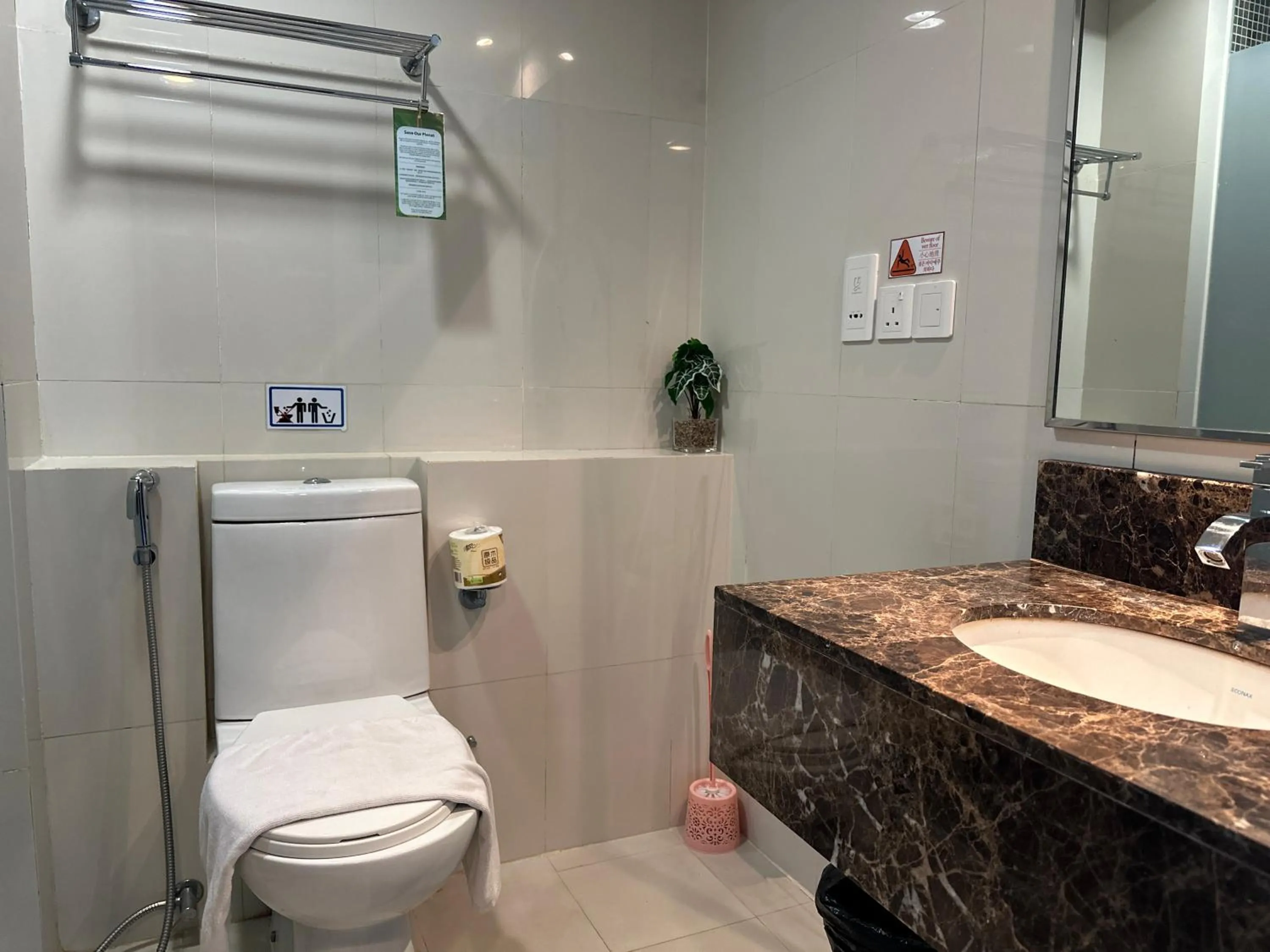 Toilet in Greenage MingSuite 明绿时代套房 Kota Kinabalu 亚庇市中心