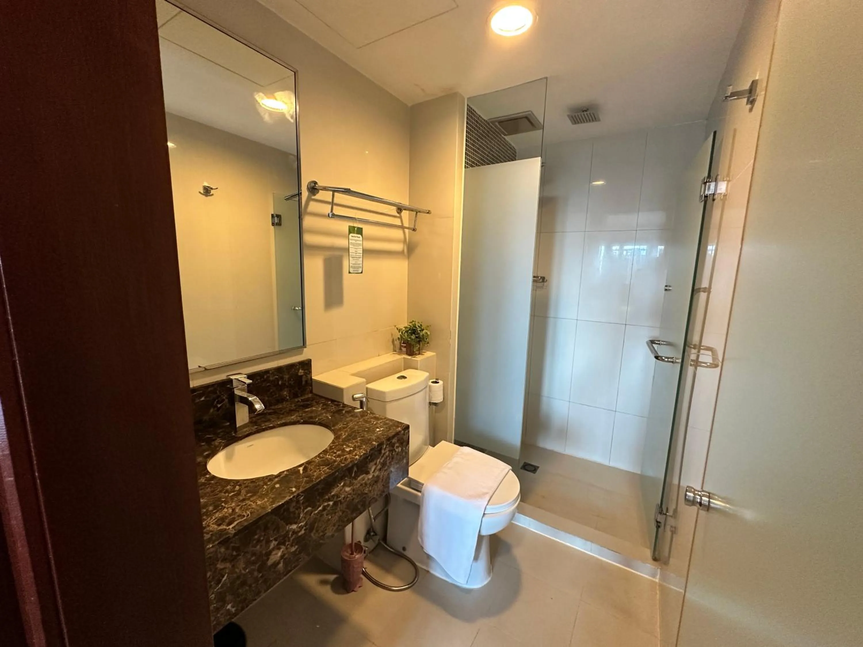 Bathroom in Greenage MingSuite 明绿时代套房 Kota Kinabalu 亚庇市中心