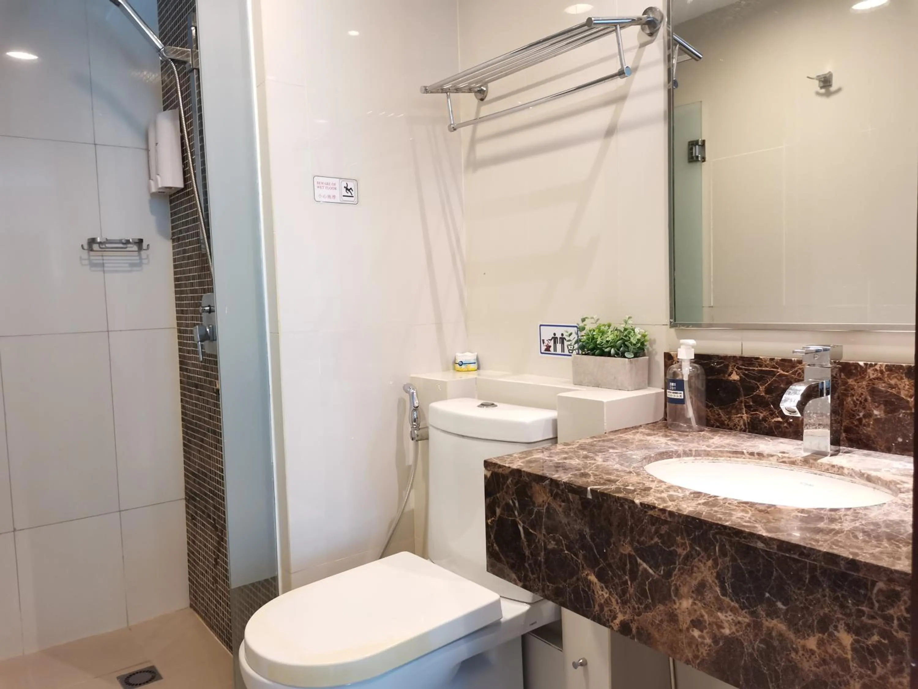 Shower in Greenage MingSuite 明绿时代套房 Kota Kinabalu 亚庇市中心