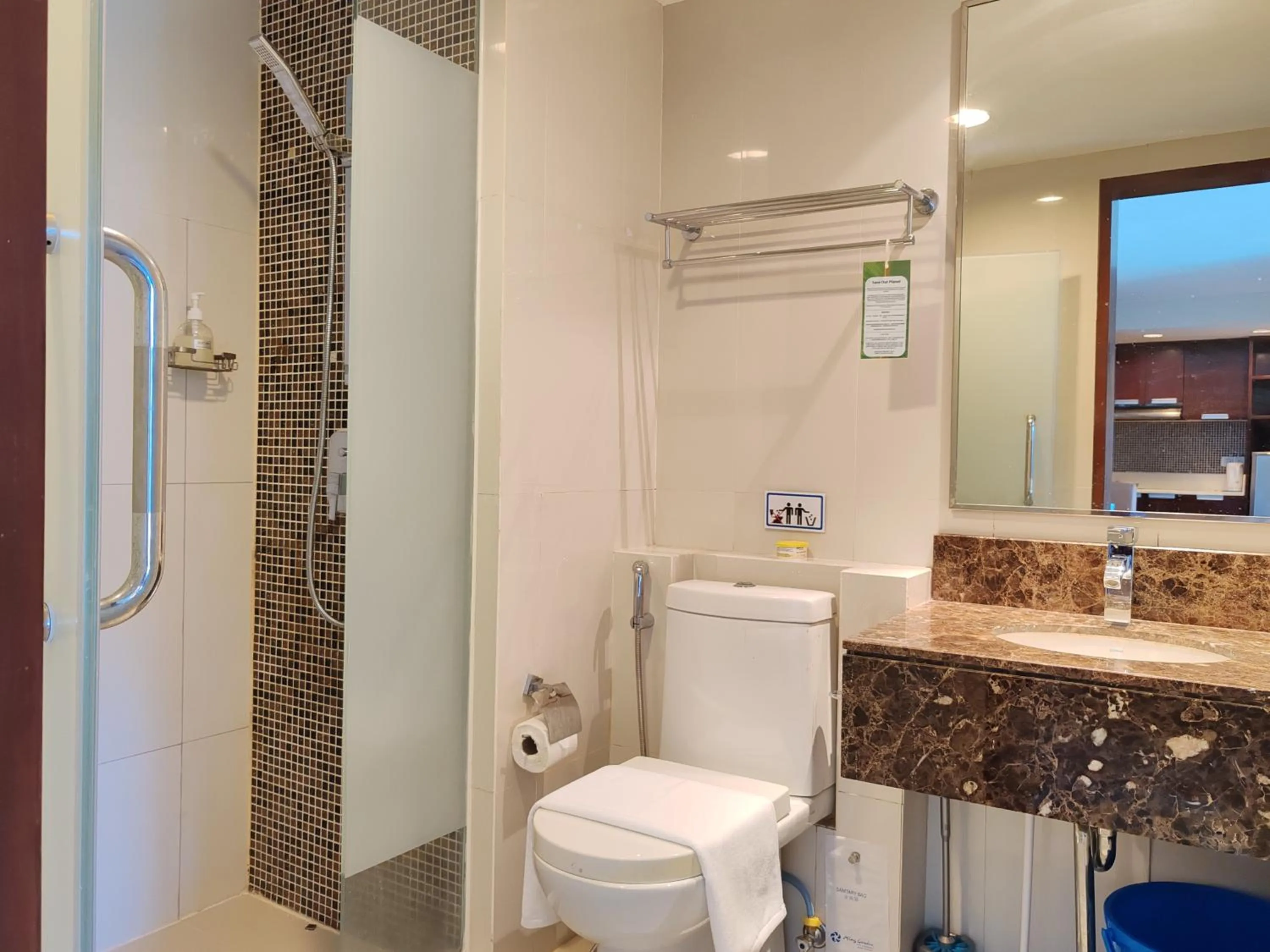 Shower in Greenage MingSuite 明绿时代套房 Kota Kinabalu 亚庇市中心