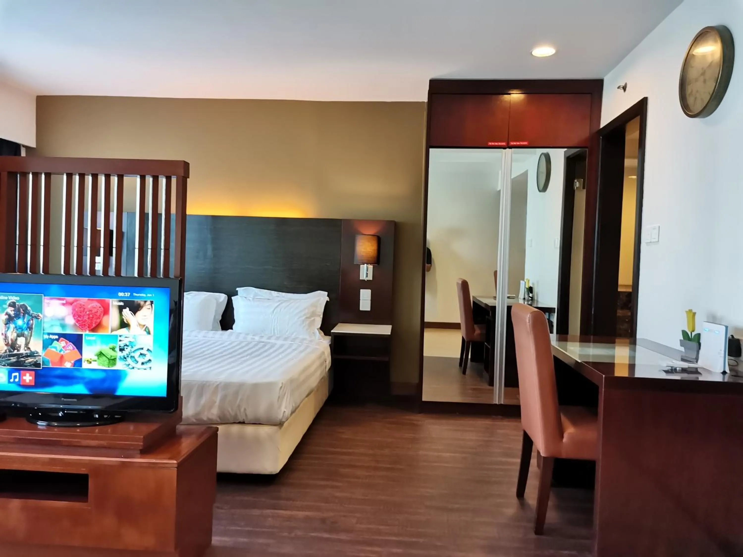 Communal lounge/ TV room, Bed in Greenage MingSuite 明绿时代套房 Kota Kinabalu 亚庇市中心
