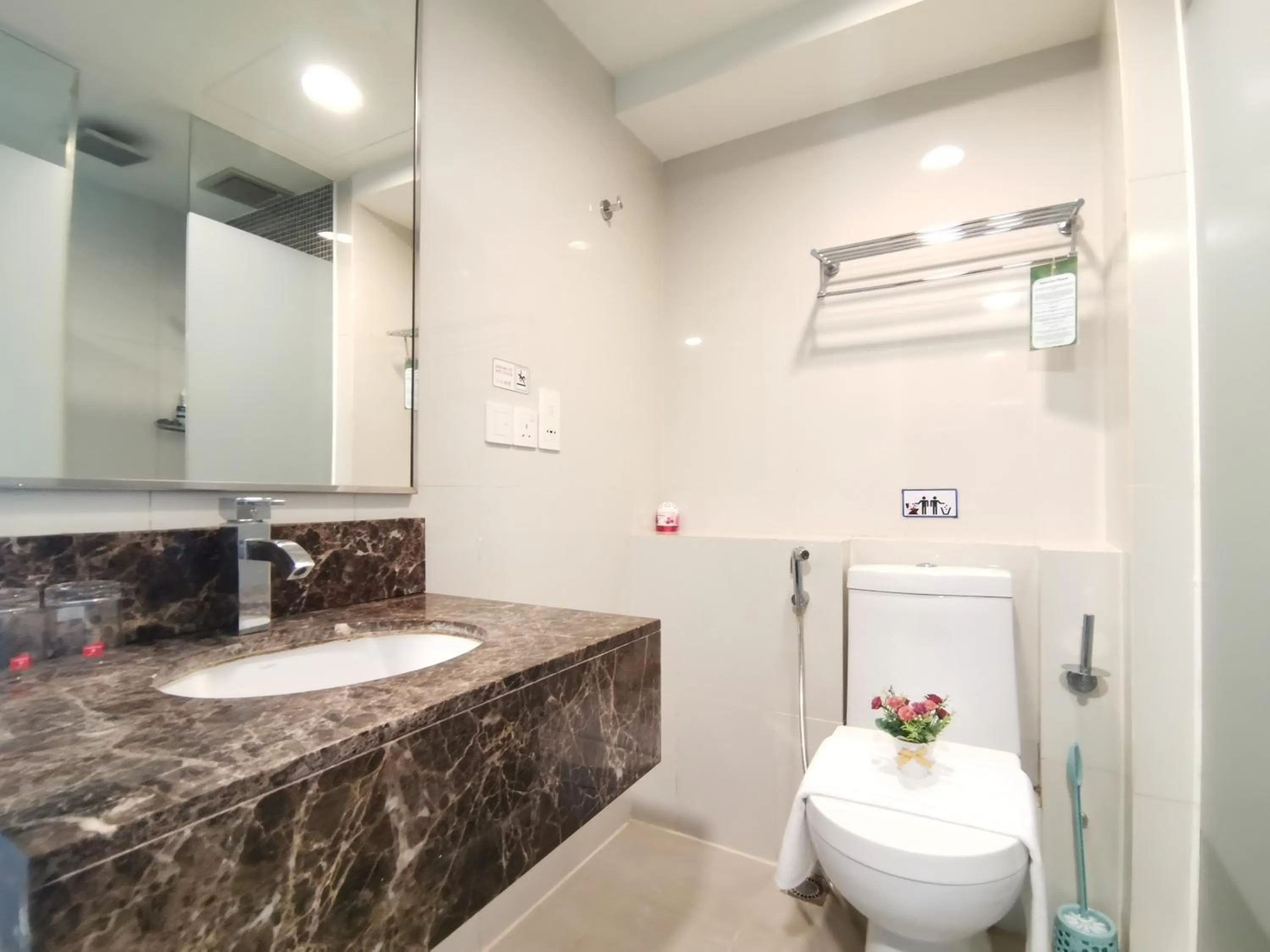 Shower in Greenage MingSuite 明绿时代套房 Kota Kinabalu 亚庇市中心