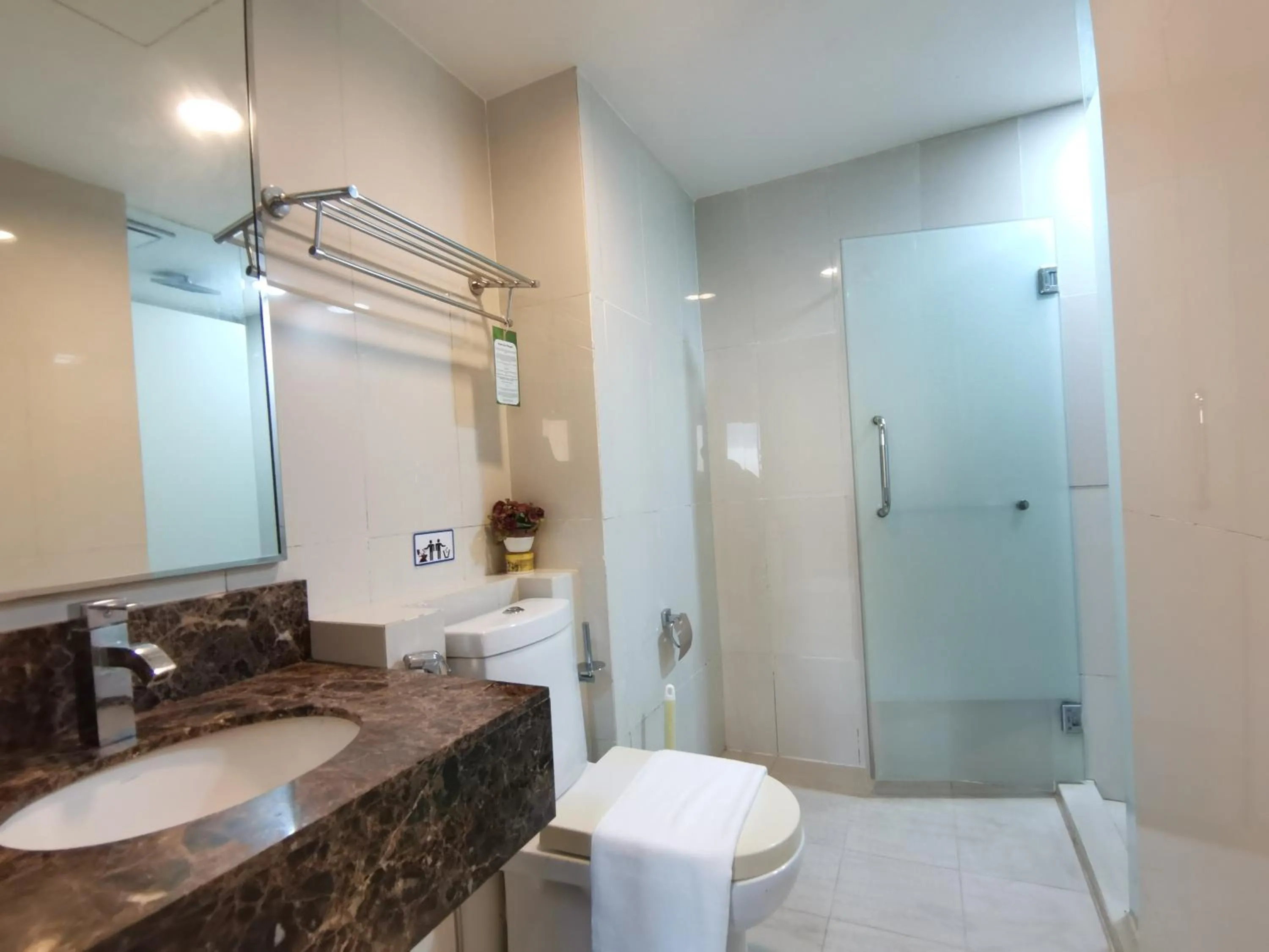 Shower in Greenage MingSuite 明绿时代套房 Kota Kinabalu 亚庇市中心