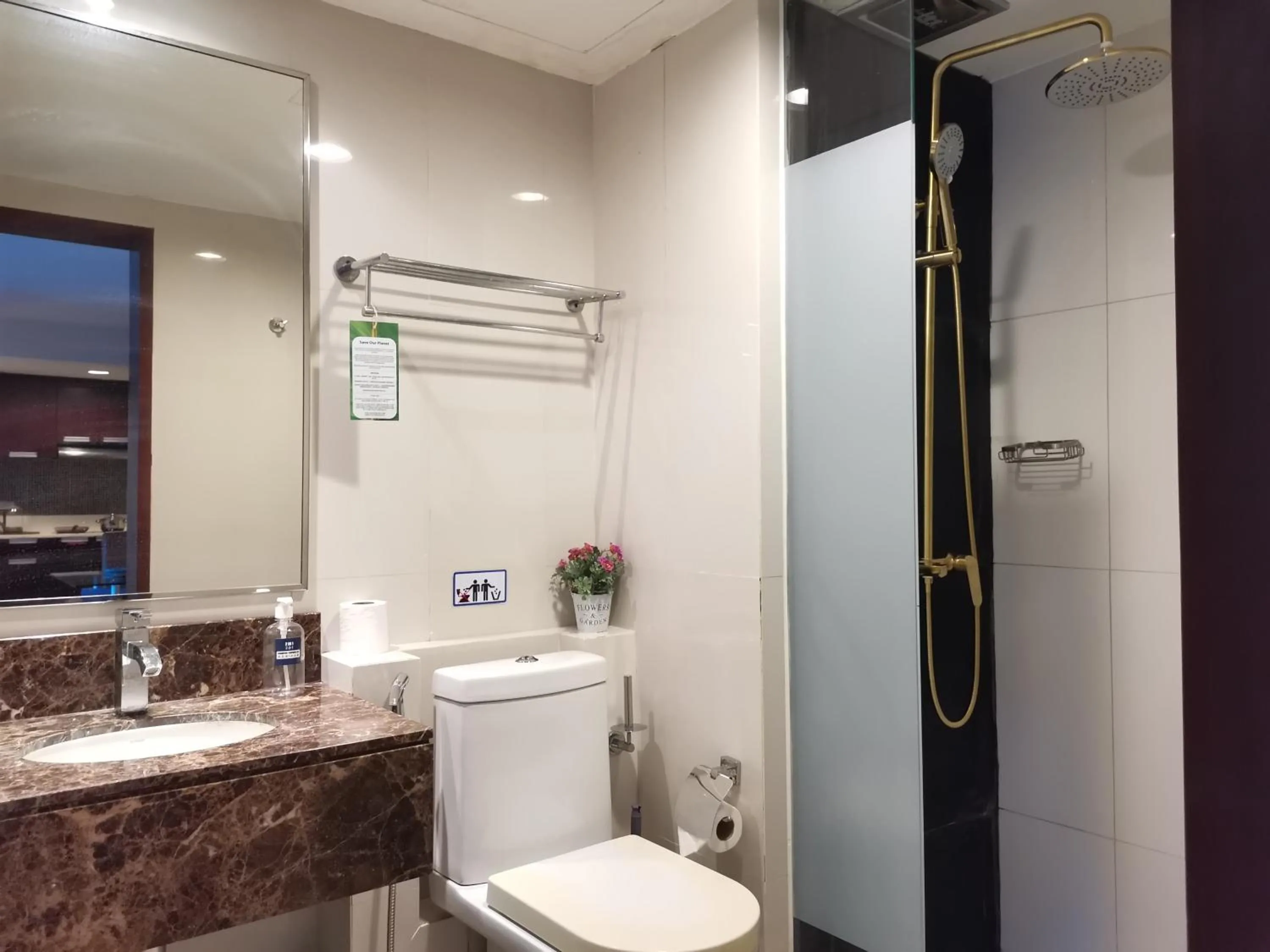 Shower in Greenage MingSuite 明绿时代套房 Kota Kinabalu 亚庇市中心