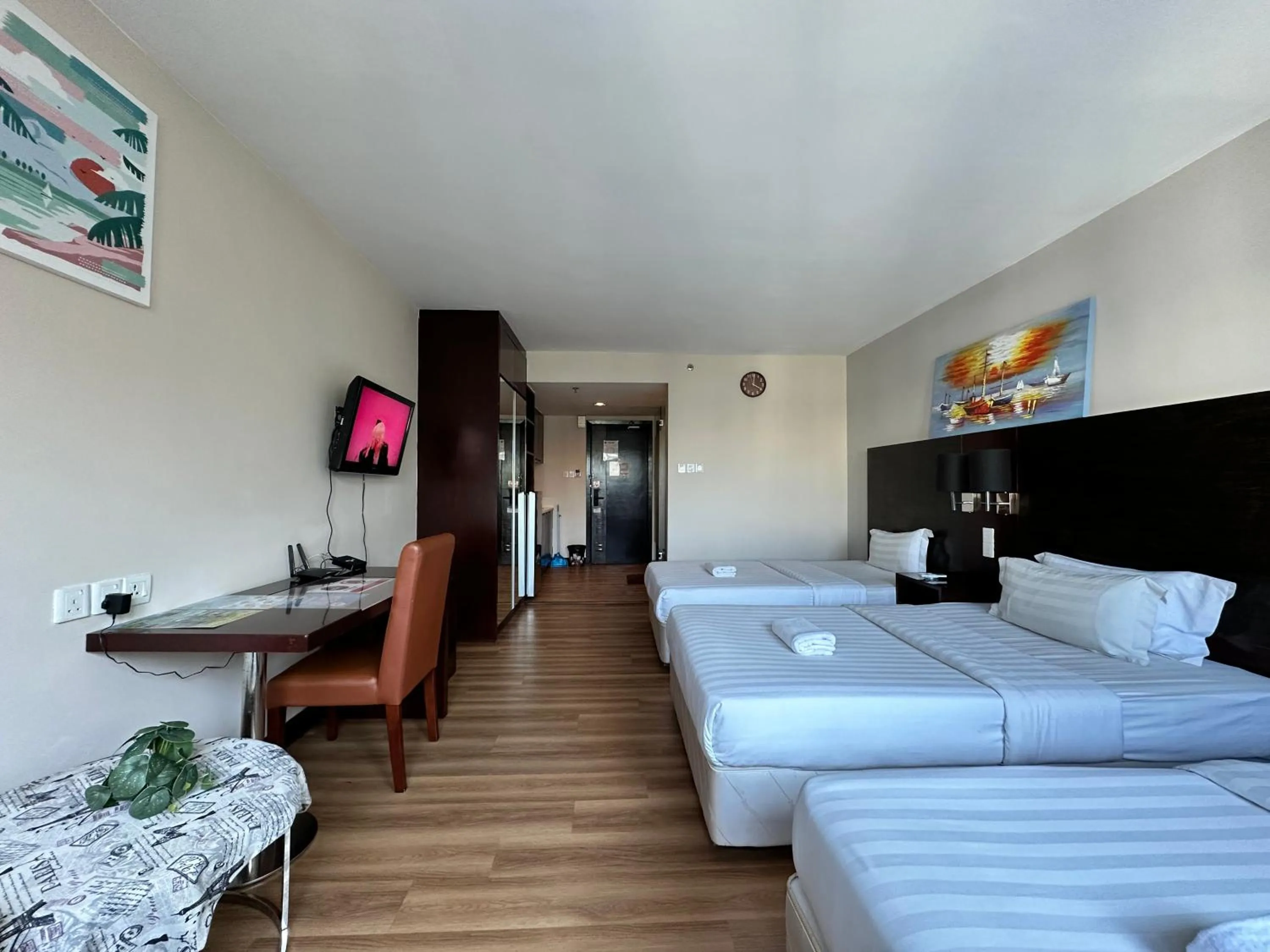 Photo of the whole room, Bed in Greenage MingSuite 明绿时代套房 Kota Kinabalu 亚庇市中心