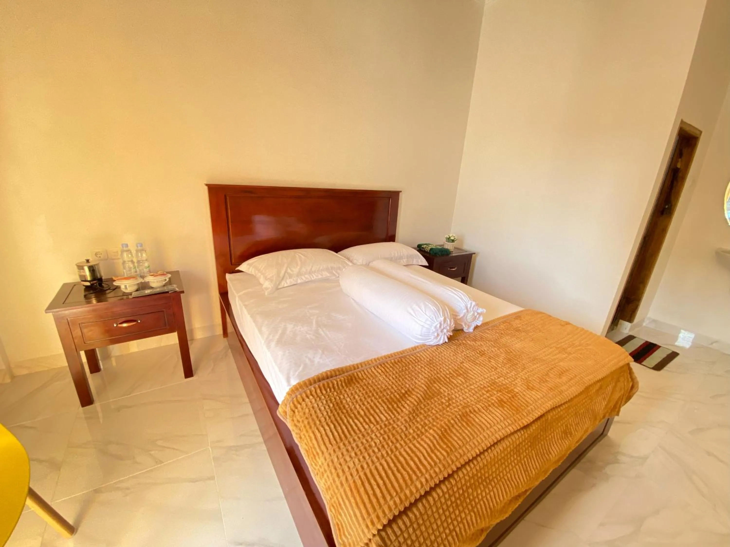 Bedroom, Bed in Rumah Windy Guest House Bira