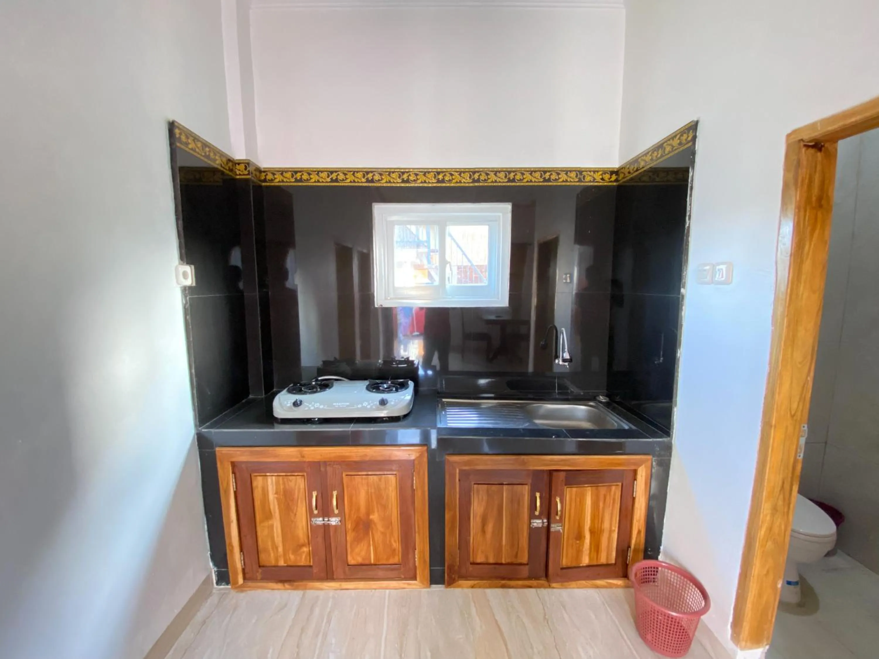 Kitchen or kitchenette in Rumah Windy Guest House Bira