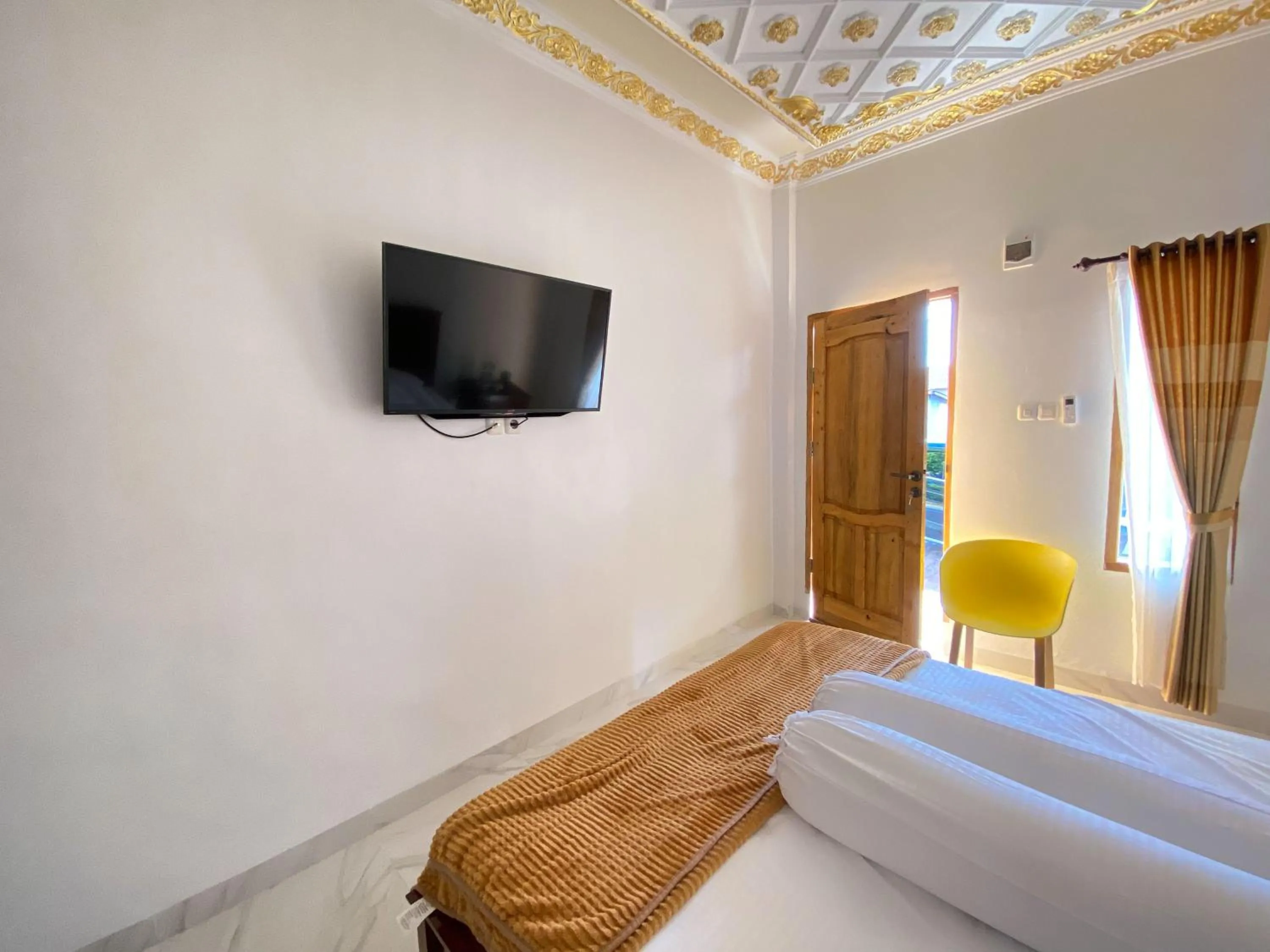 Bedroom, Bed in Rumah Windy Guest House Bira