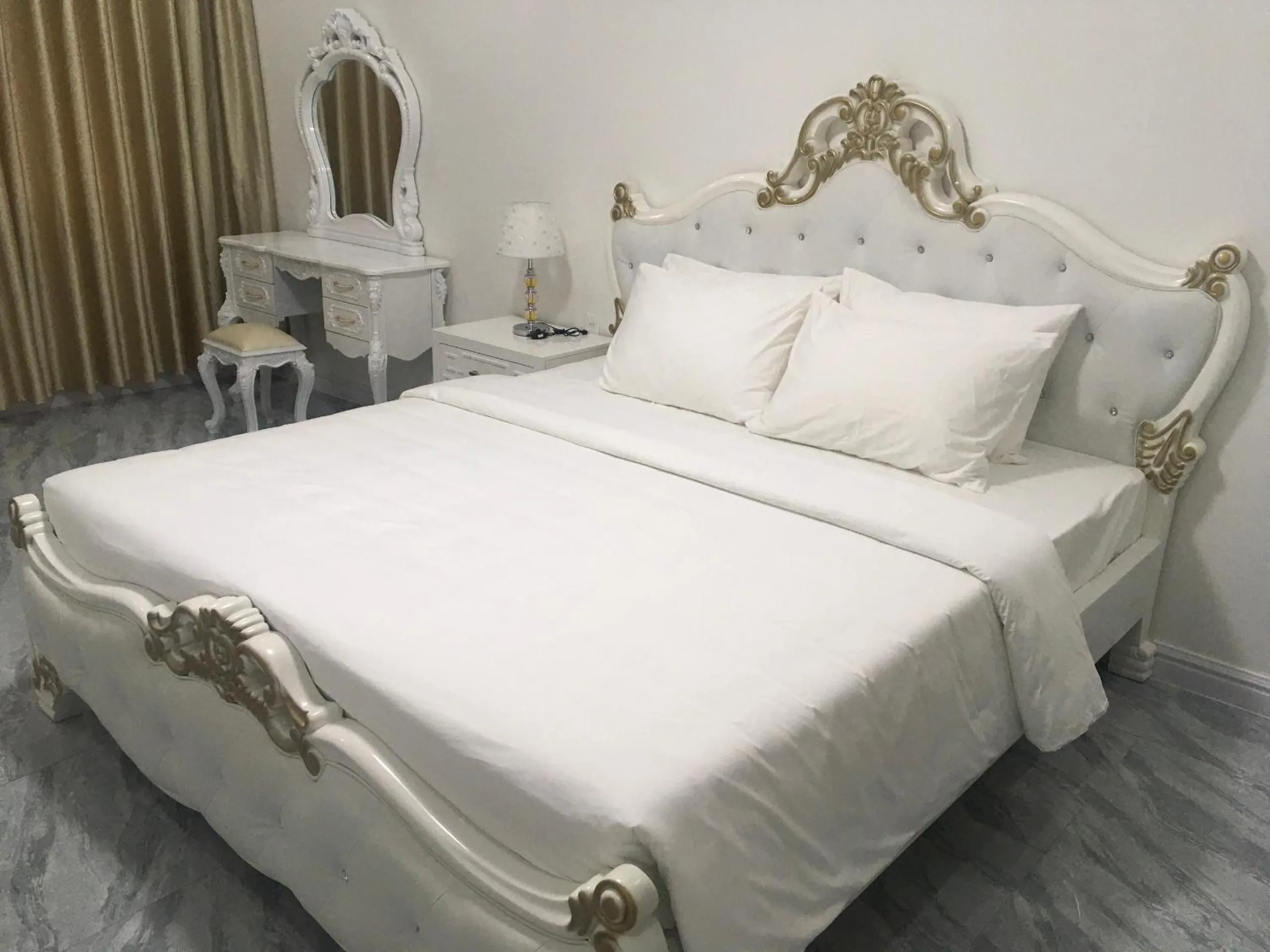 Bed in DONG PHUONG HOTEL