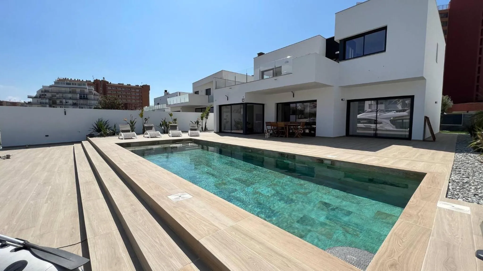 Villa con piscina y vistas canal AV-44