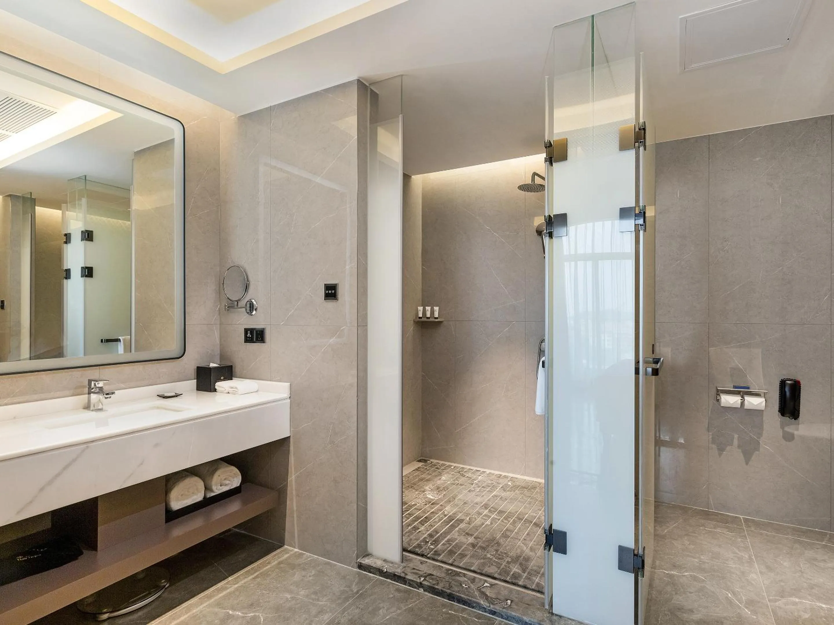 Shower in Guangzhou Southern Airlines Pearl Airport Hotel
