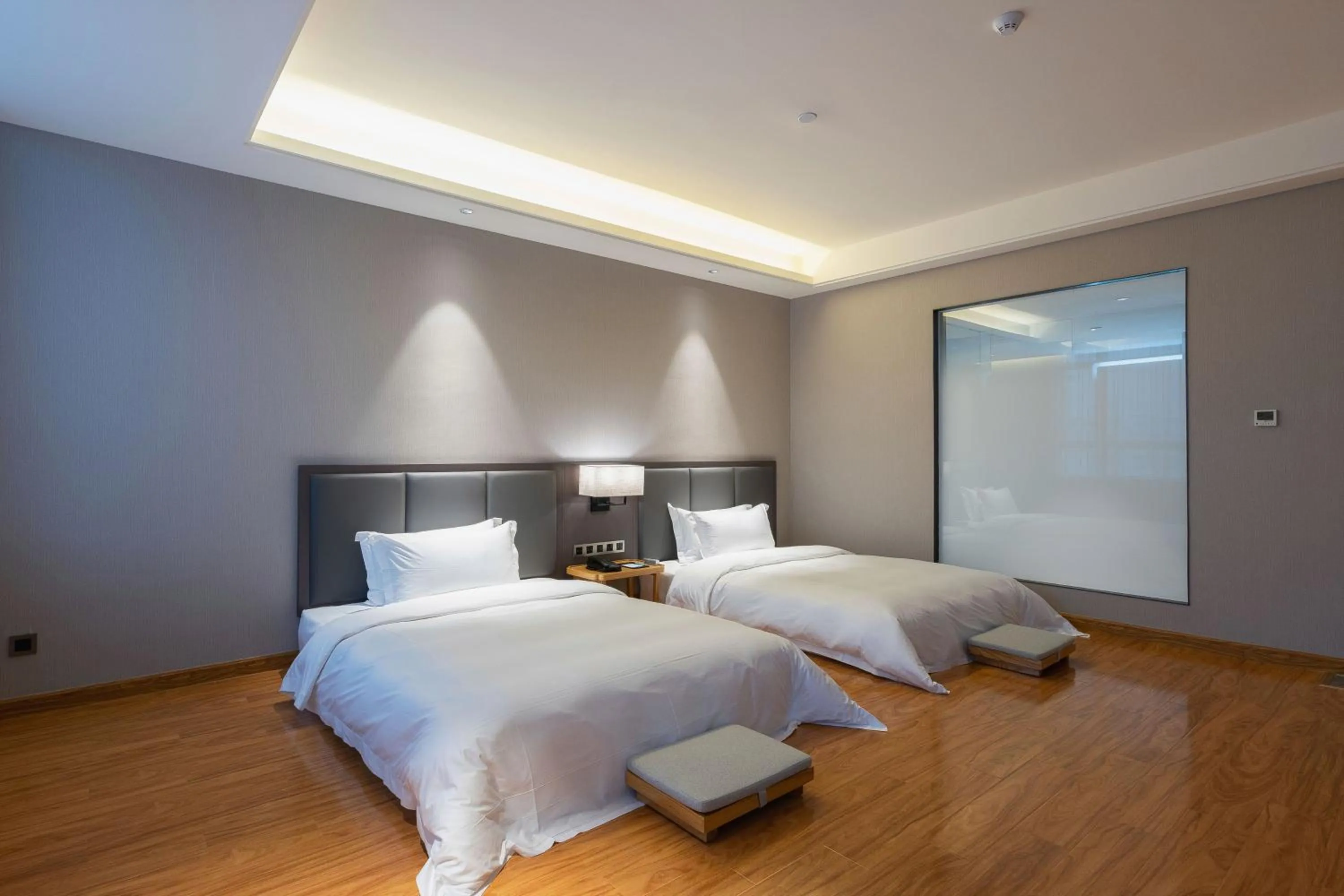 Photo of the whole room, Bed in Guangzhou Southern Airlines Pearl Airport Hotel