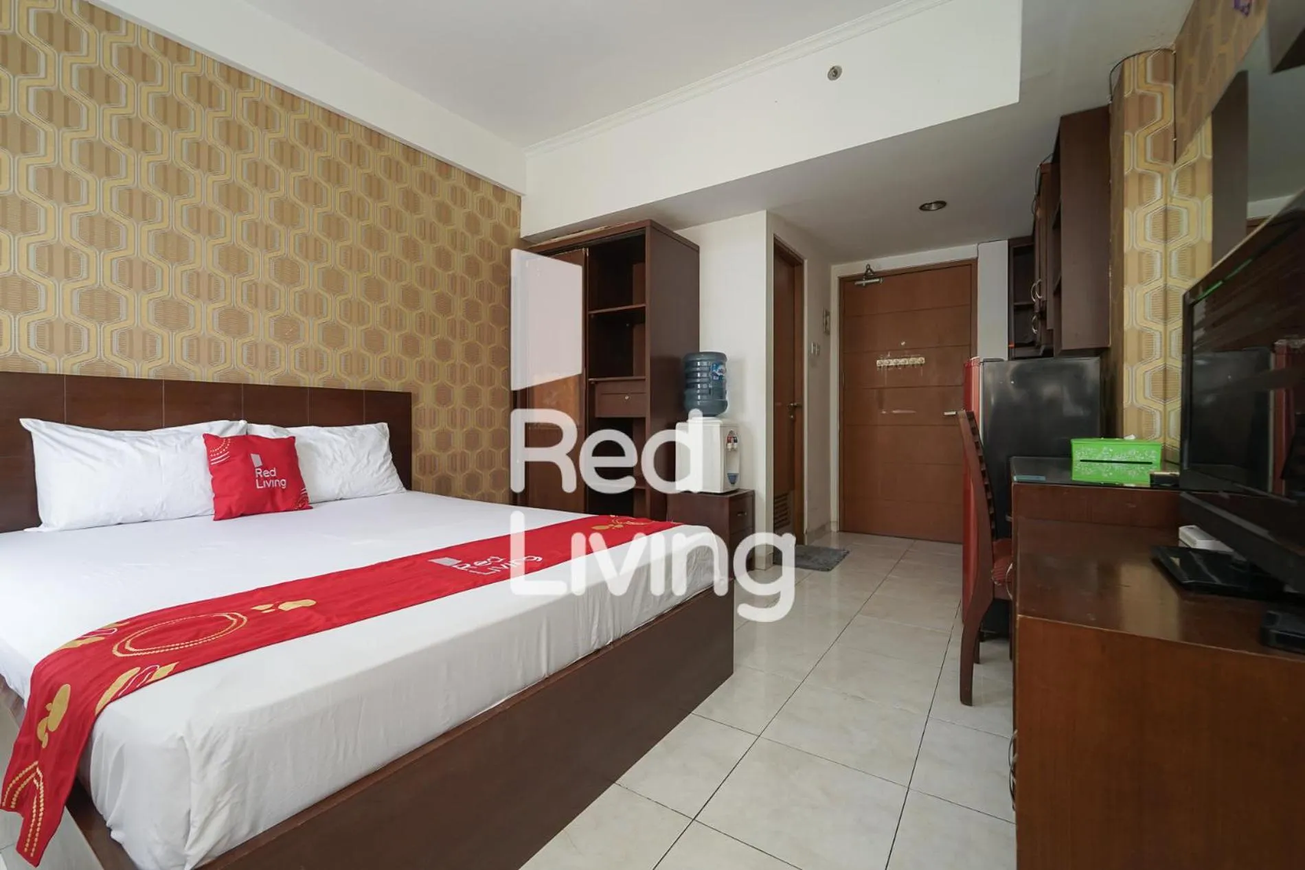 Photo of the whole room, Bed in RedLiving Apartemen Margonda Residence 2 - Pridama Room